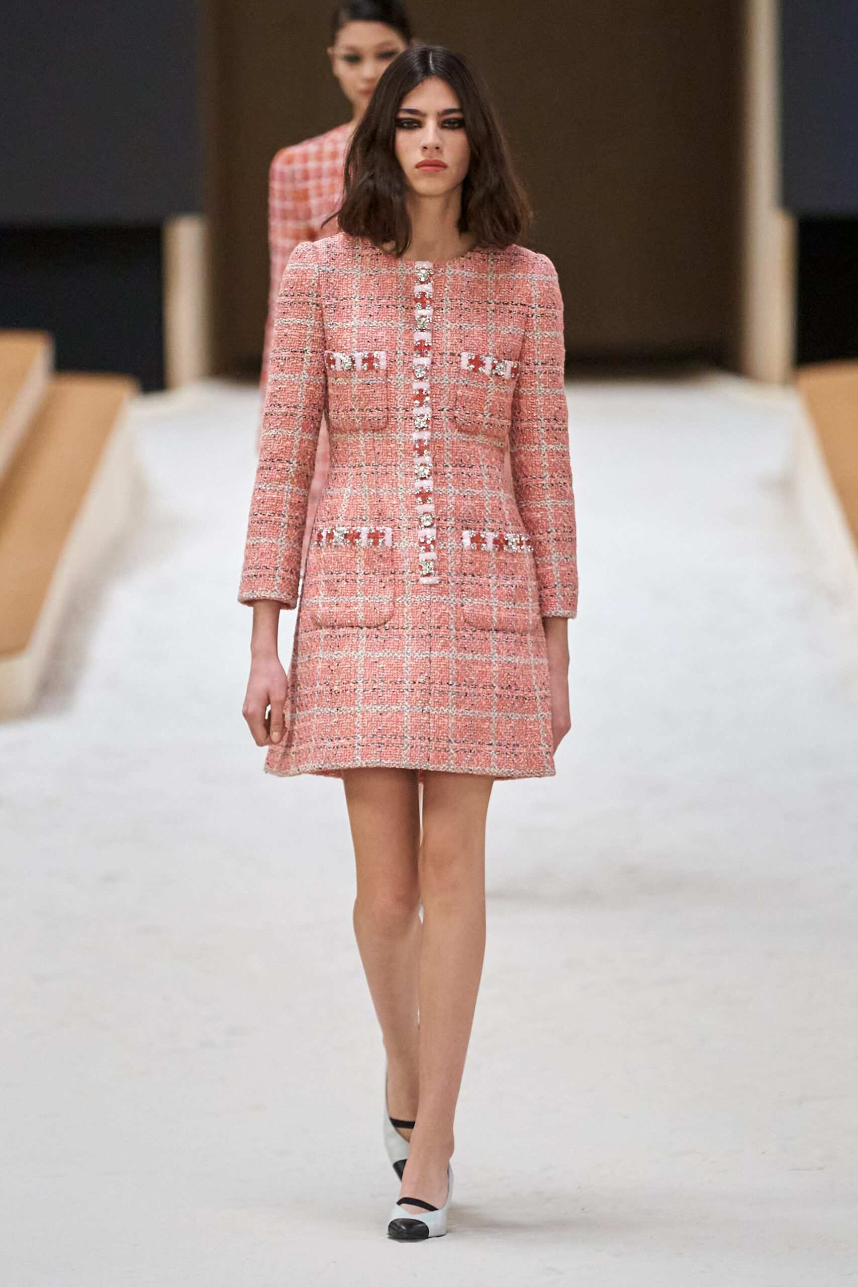 Hinh anh Chanel Haute Couture Xuân Hè 2022: Sự thanh tao đầy tính nữ được gợi mở giữa lần ranh vừa thật vừa ảo 18