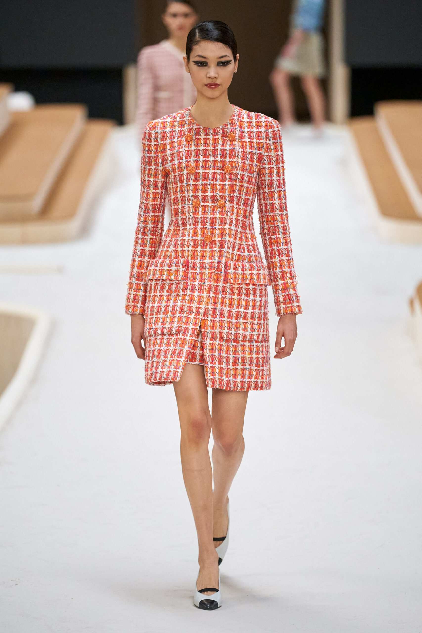 Hinh anh Chanel Haute Couture Xuân Hè 2022: Sự thanh tao đầy tính nữ được gợi mở giữa lần ranh vừa thật vừa ảo 17