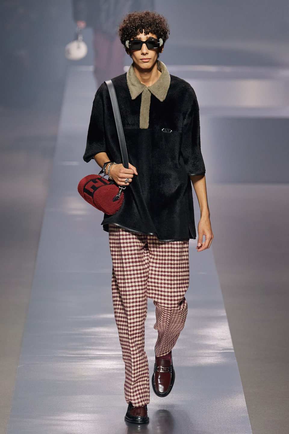 Hinh anh Fendi Menswear Thu-Đông 2022: Những người đàn ông sành điệu, sang trọng trong kỷ nguyên mới 25