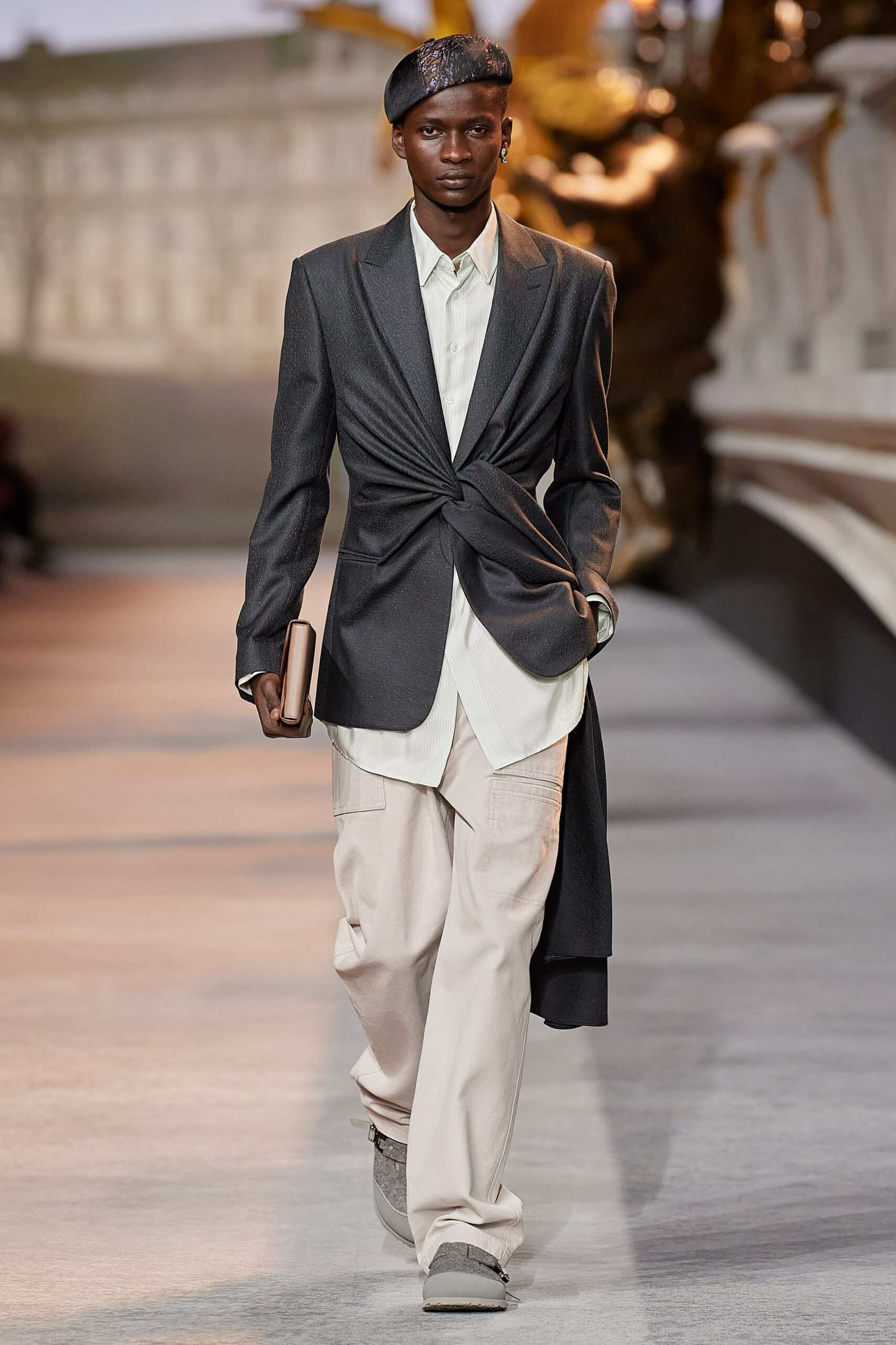 Hinh anh Dior Men Fall 2022/2023: Đường băng kỷ niệm 75 năm ra mắt New Look và 25 năm cống hiến của Stephen Jones tại nhà mốt 16