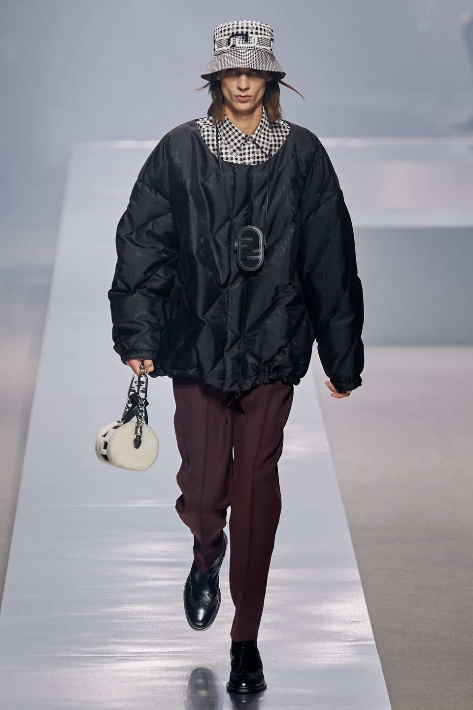 Hinh anh Fendi Menswear Thu-Đông 2022: Những người đàn ông sành điệu, sang trọng trong kỷ nguyên mới 24