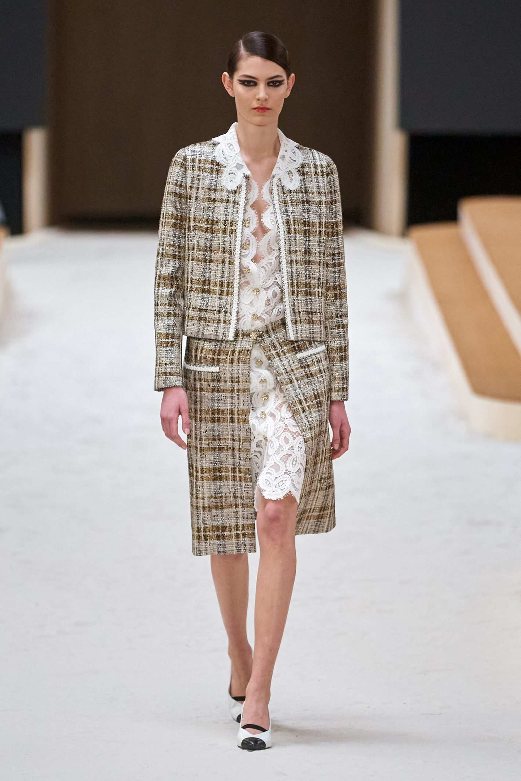 Hinh anh Chanel Haute Couture Xuân Hè 2022: Sự thanh tao đầy tính nữ được gợi mở giữa lần ranh vừa thật vừa ảo 1