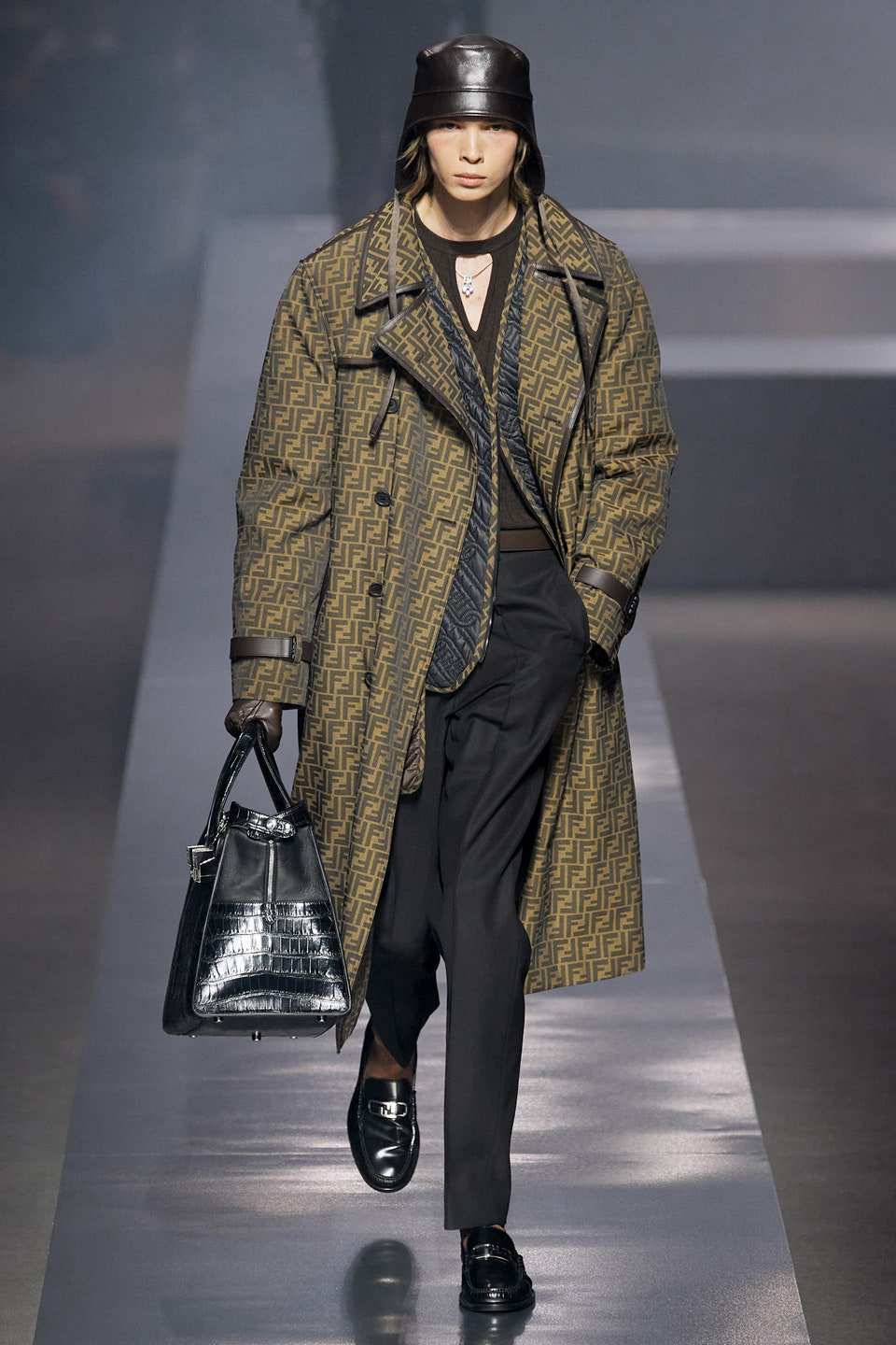 Hinh anh Fendi Menswear Thu-Đông 2022: Những người đàn ông sành điệu, sang trọng trong kỷ nguyên mới 23