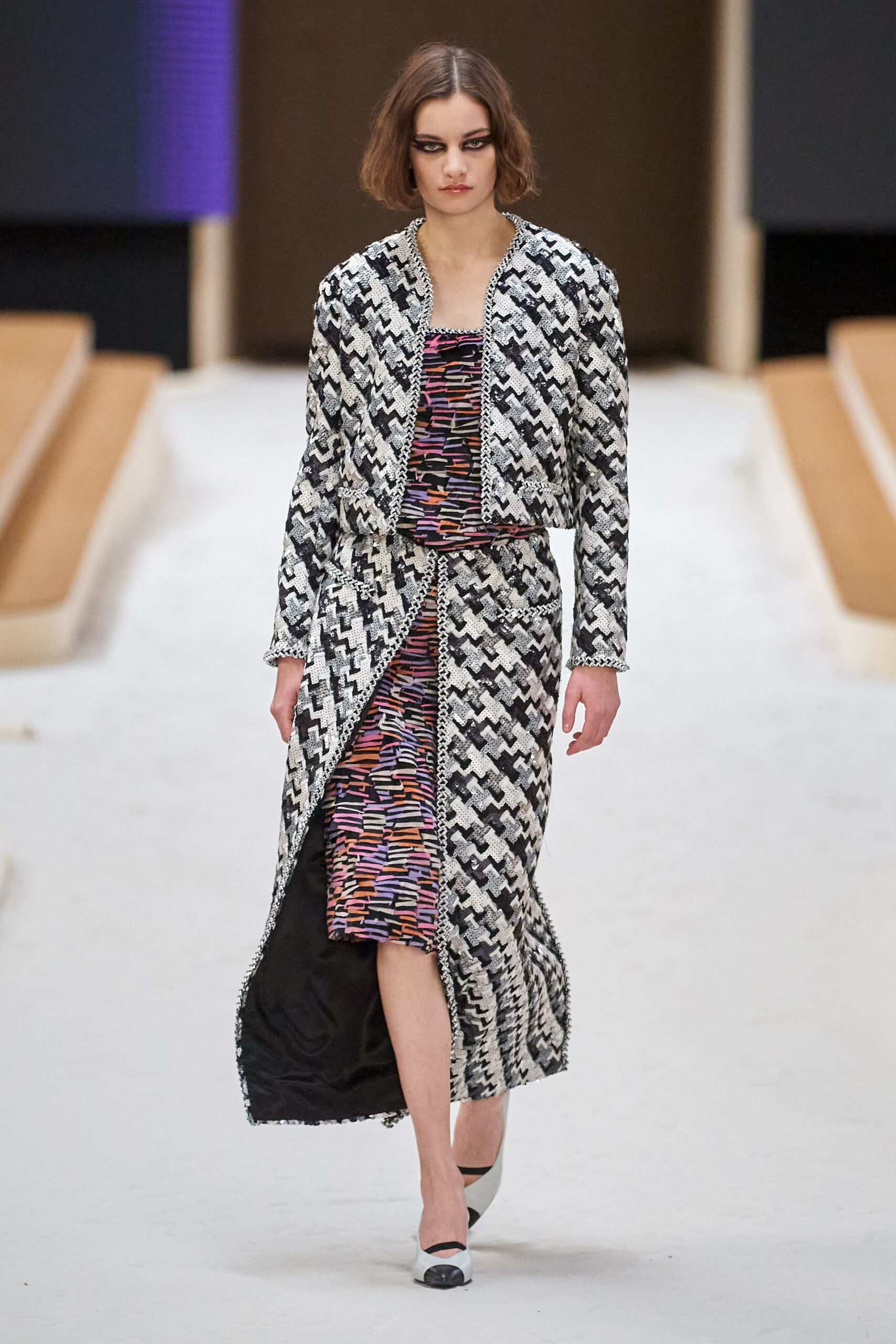Hinh anh Chanel Haute Couture Xuân Hè 2022: Sự thanh tao đầy tính nữ được gợi mở giữa lần ranh vừa thật vừa ảo 19