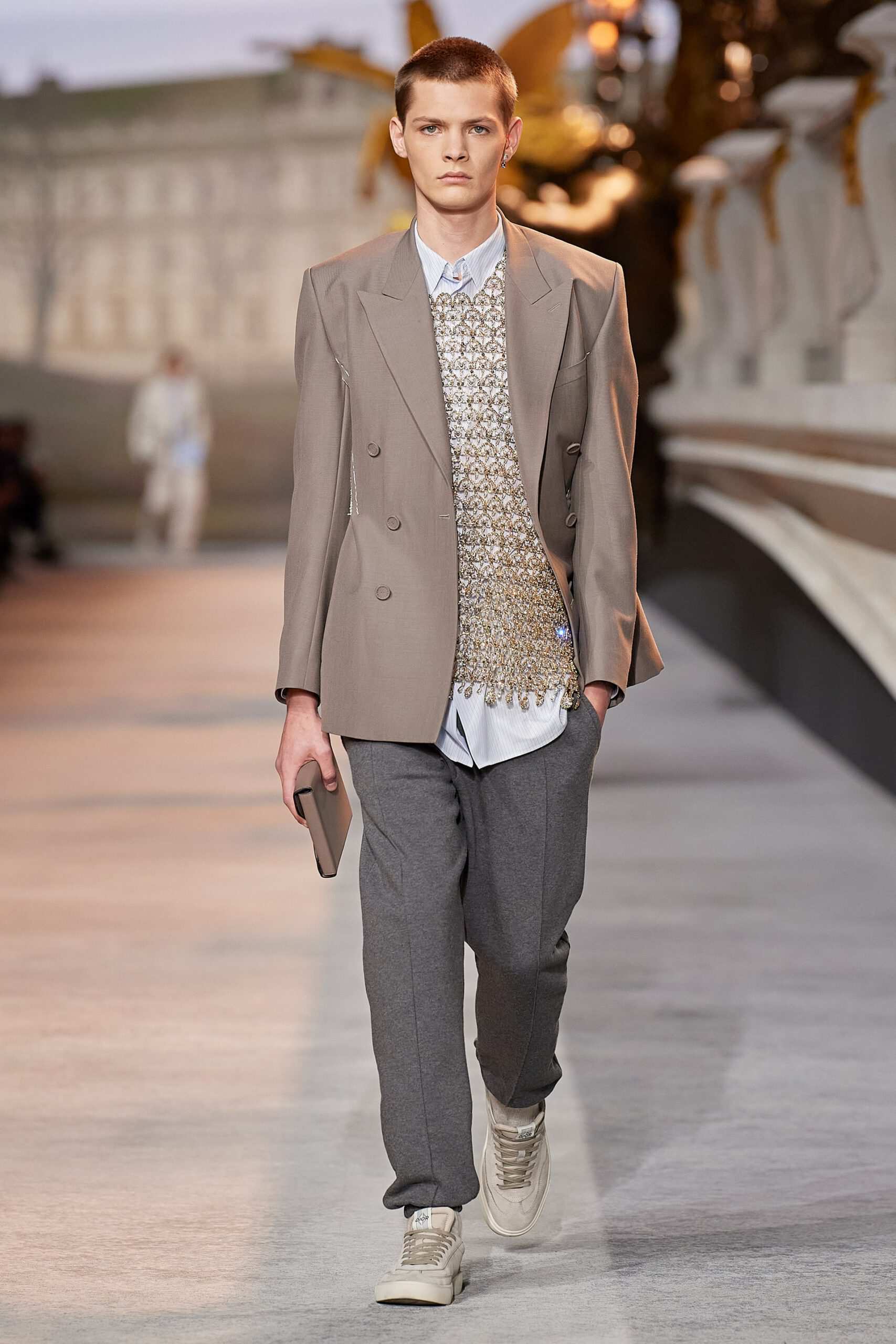 Hinh anh Dior Men Fall 2022/2023: Đường băng kỷ niệm 75 năm ra mắt New Look và 25 năm cống hiến của Stephen Jones tại nhà mốt 12