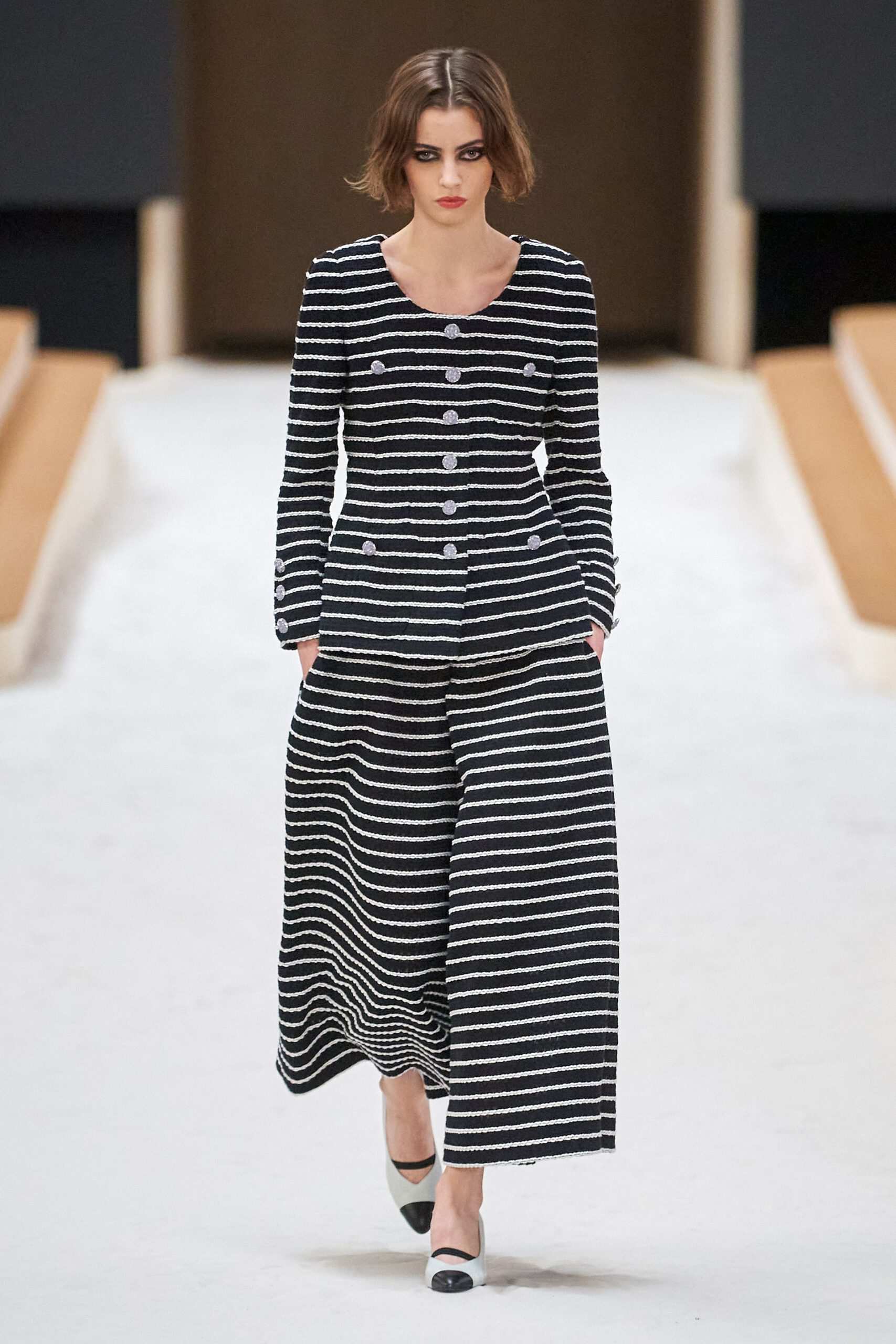 Hinh anh Chanel Haute Couture Xuân Hè 2022: Sự thanh tao đầy tính nữ được gợi mở giữa lần ranh vừa thật vừa ảo 20