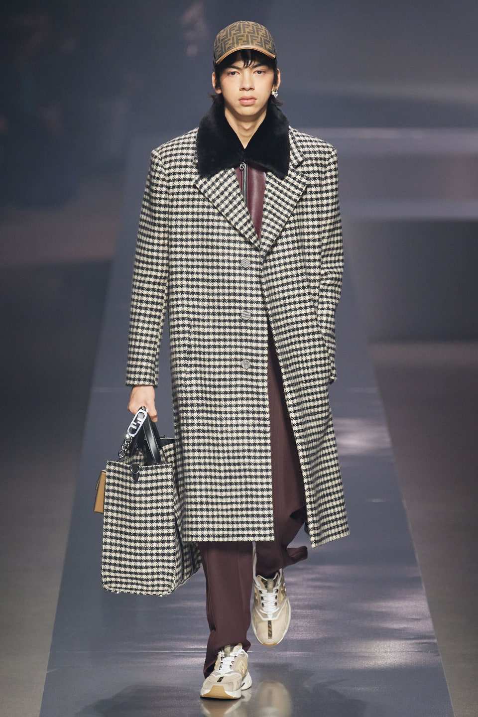 Hinh anh Fendi Menswear Thu-Đông 2022: Những người đàn ông sành điệu, sang trọng trong kỷ nguyên mới 22