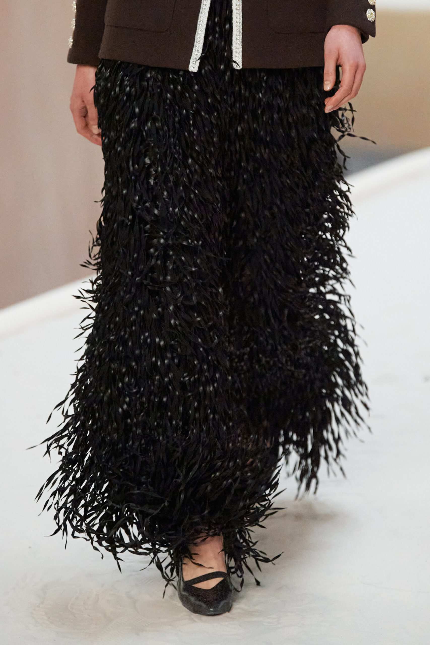 Hinh anh Chanel Haute Couture Xuân Hè 2022: Sự thanh tao đầy tính nữ được gợi mở giữa lần ranh vừa thật vừa ảo 60
