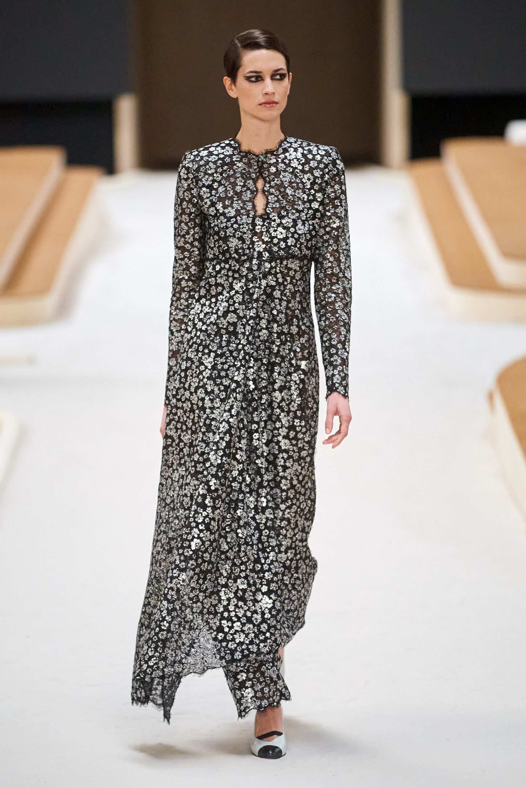 Hinh anh Chanel Haute Couture Xuân Hè 2022: Sự thanh tao đầy tính nữ được gợi mở giữa lần ranh vừa thật vừa ảo 38