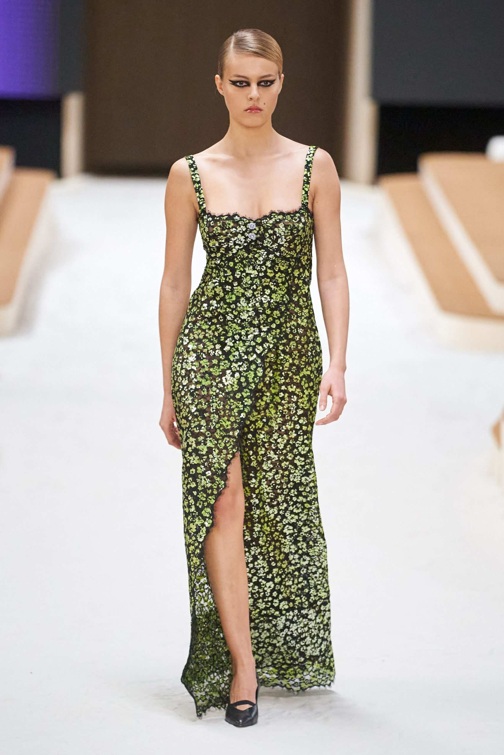 Hinh anh Chanel Haute Couture Xuân Hè 2022: Sự thanh tao đầy tính nữ được gợi mở giữa lần ranh vừa thật vừa ảo 37