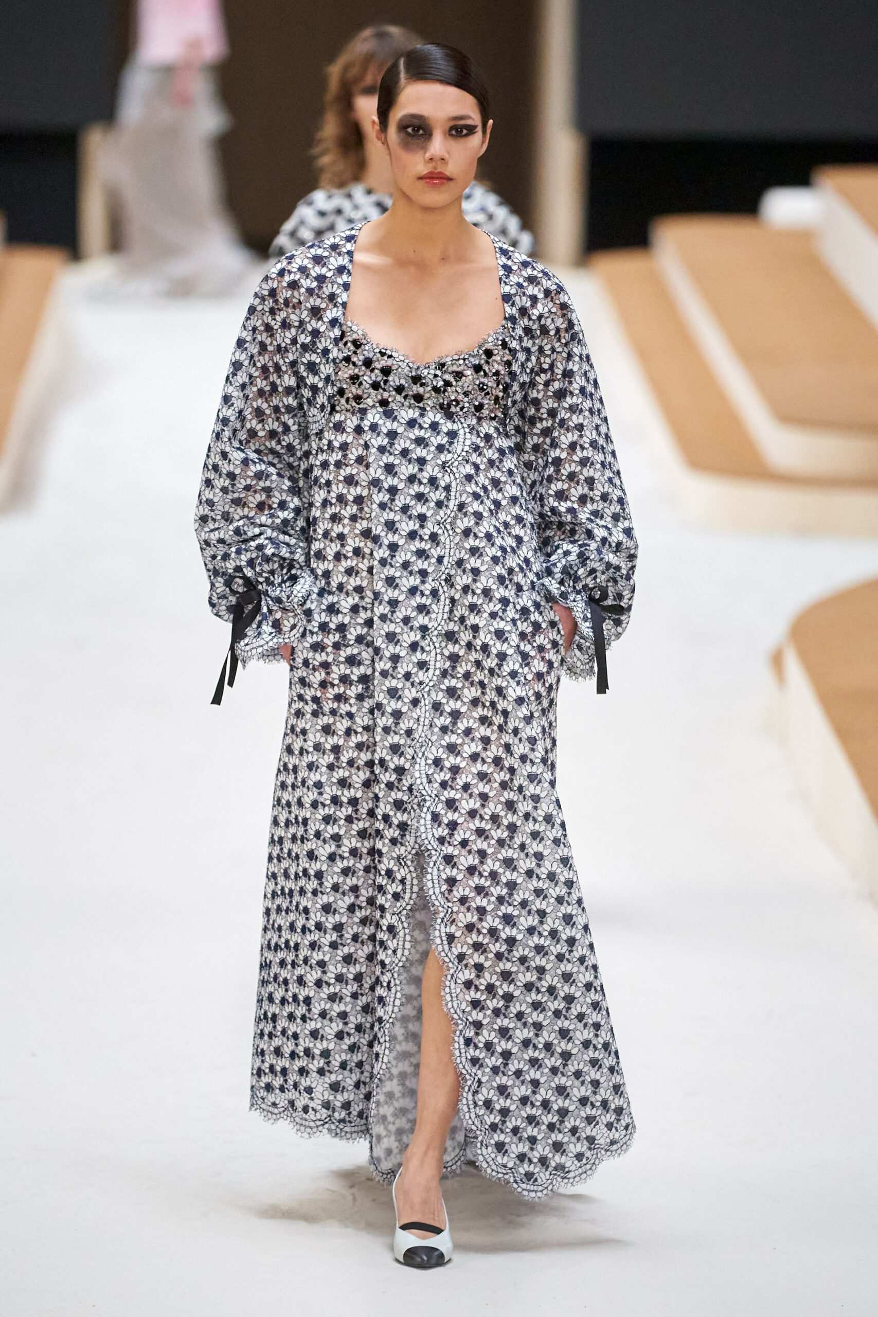 Hinh anh Chanel Haute Couture Xuân Hè 2022: Sự thanh tao đầy tính nữ được gợi mở giữa lần ranh vừa thật vừa ảo 39