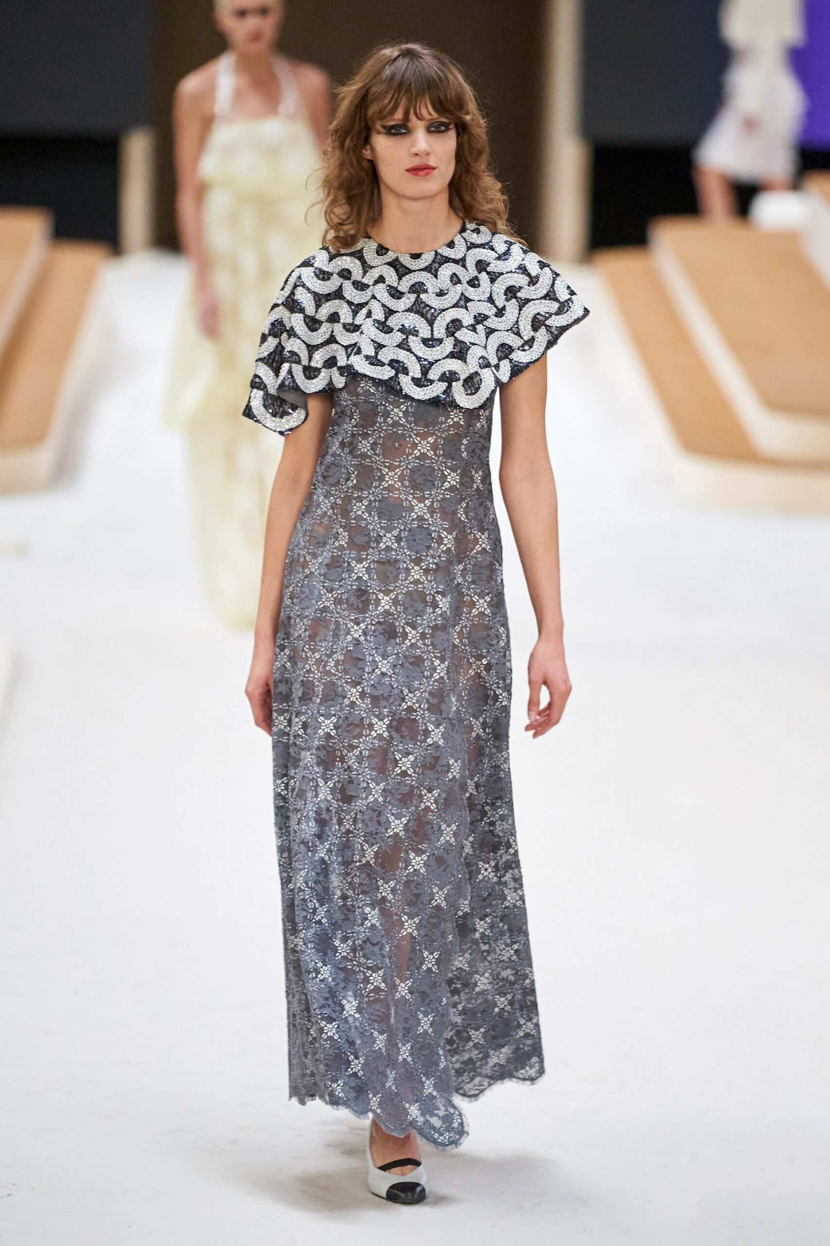 Hinh anh Chanel Haute Couture Xuân Hè 2022: Sự thanh tao đầy tính nữ được gợi mở giữa lần ranh vừa thật vừa ảo 41