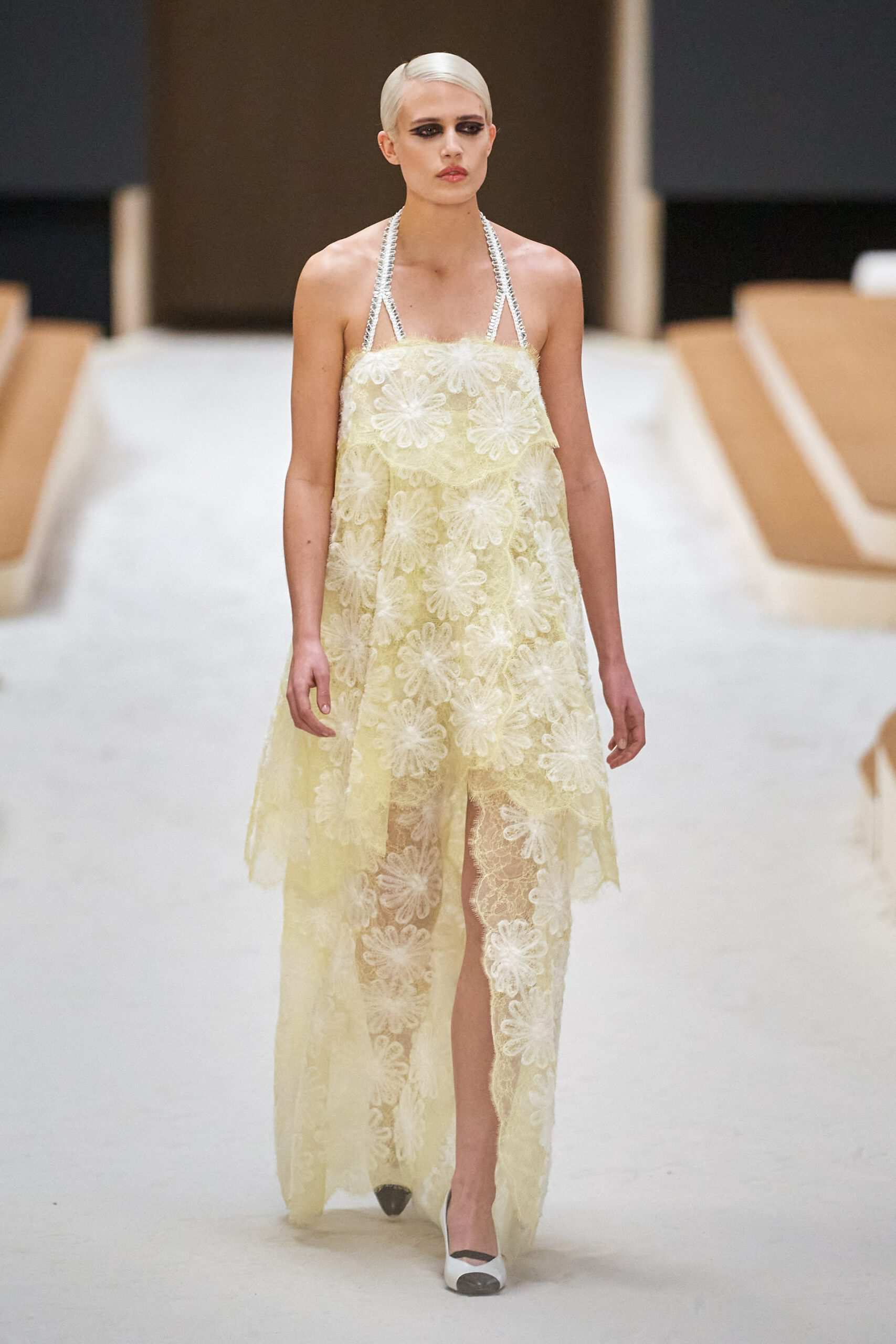 Hinh anh Chanel Haute Couture Xuân Hè 2022: Sự thanh tao đầy tính nữ được gợi mở giữa lần ranh vừa thật vừa ảo 36