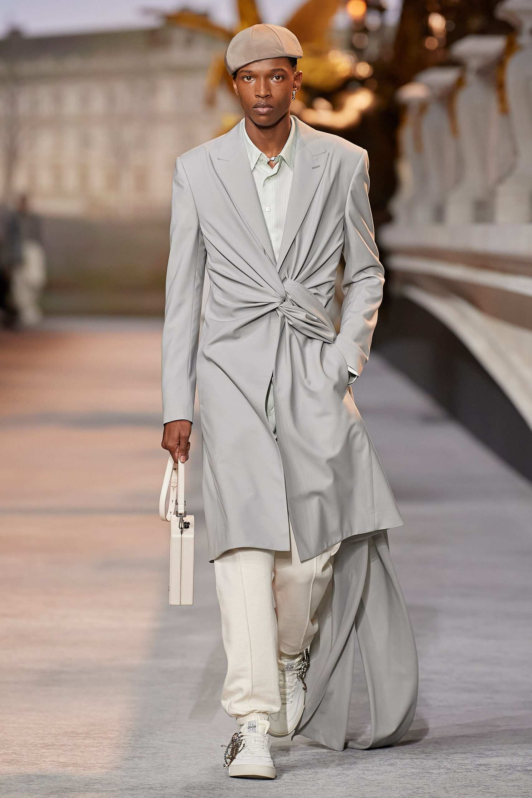 Hinh anh Dior Men Fall 2022/2023: Đường băng kỷ niệm 75 năm ra mắt New Look và 25 năm cống hiến của Stephen Jones tại nhà mốt 39