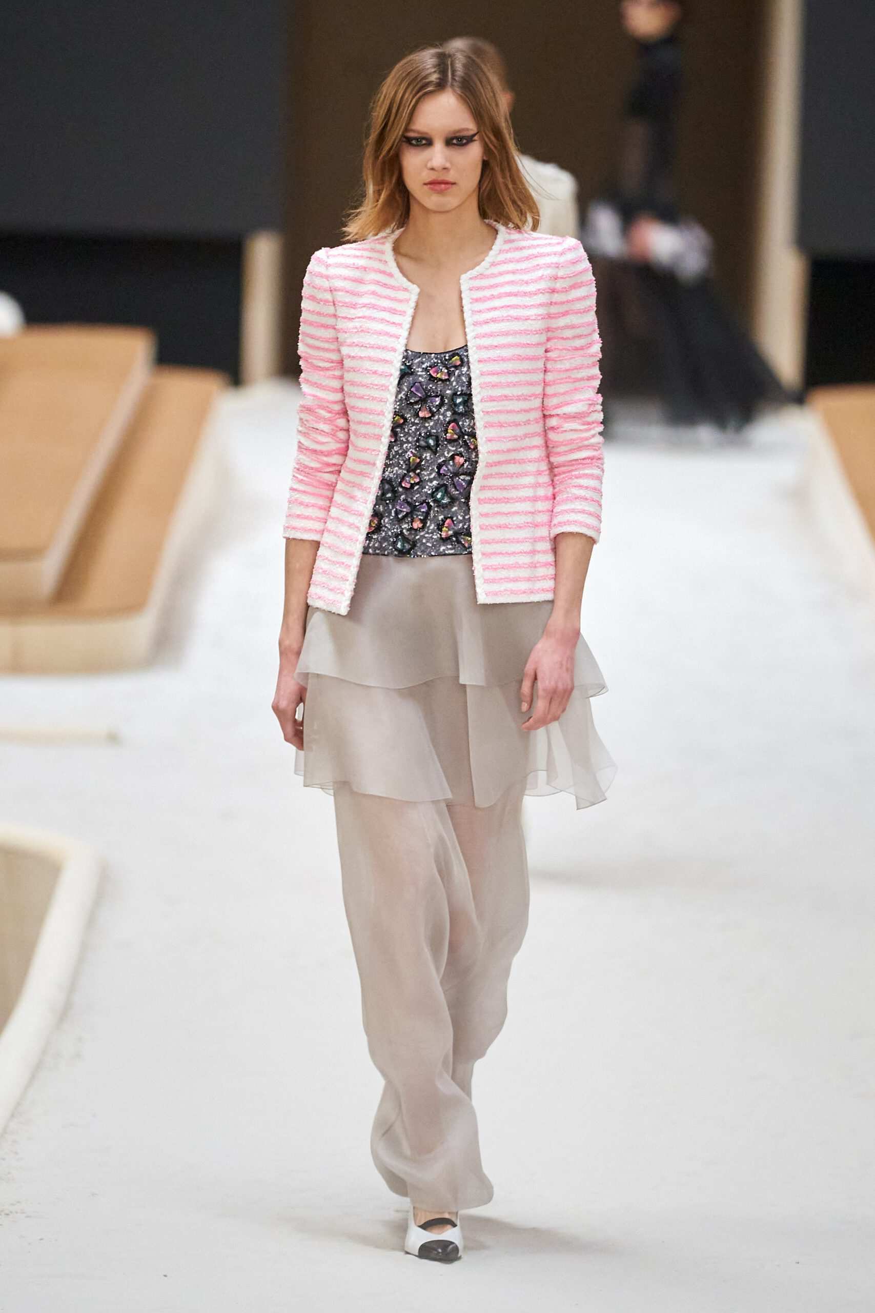 Hinh anh Chanel Haute Couture Xuân Hè 2022: Sự thanh tao đầy tính nữ được gợi mở giữa lần ranh vừa thật vừa ảo 40