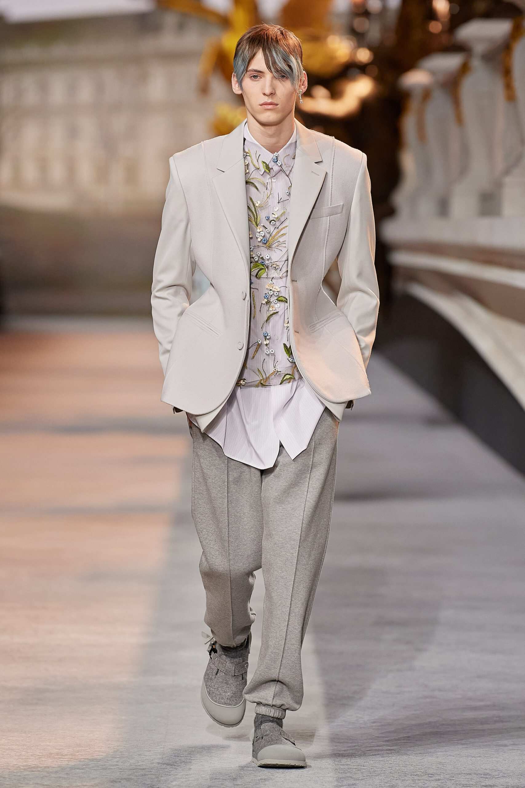 Hinh anh Dior Men Fall 2022/2023: Đường băng kỷ niệm 75 năm ra mắt New Look và 25 năm cống hiến của Stephen Jones tại nhà mốt 20