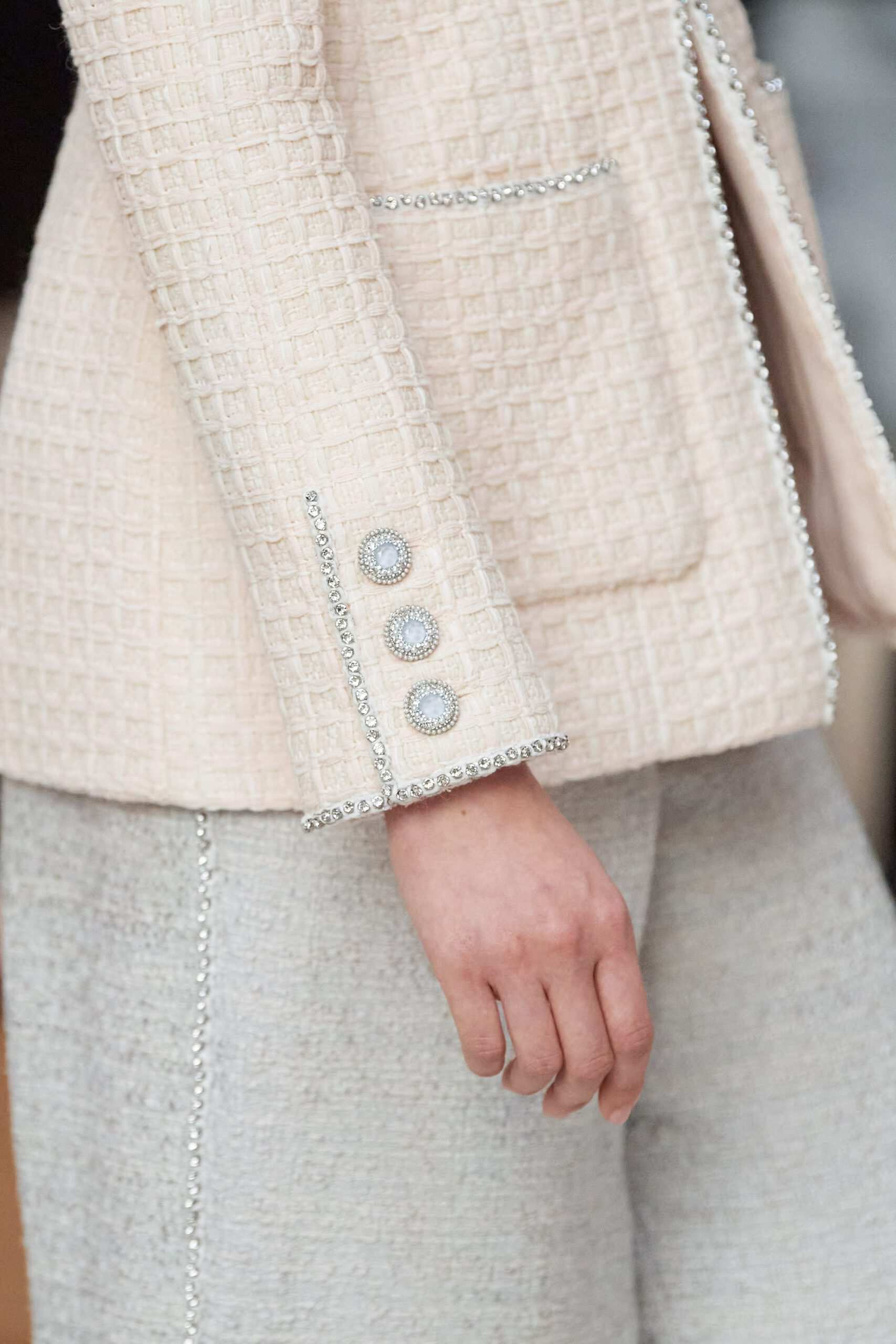 Hinh anh Chanel Haute Couture Xuân Hè 2022: Sự thanh tao đầy tính nữ được gợi mở giữa lần ranh vừa thật vừa ảo 57