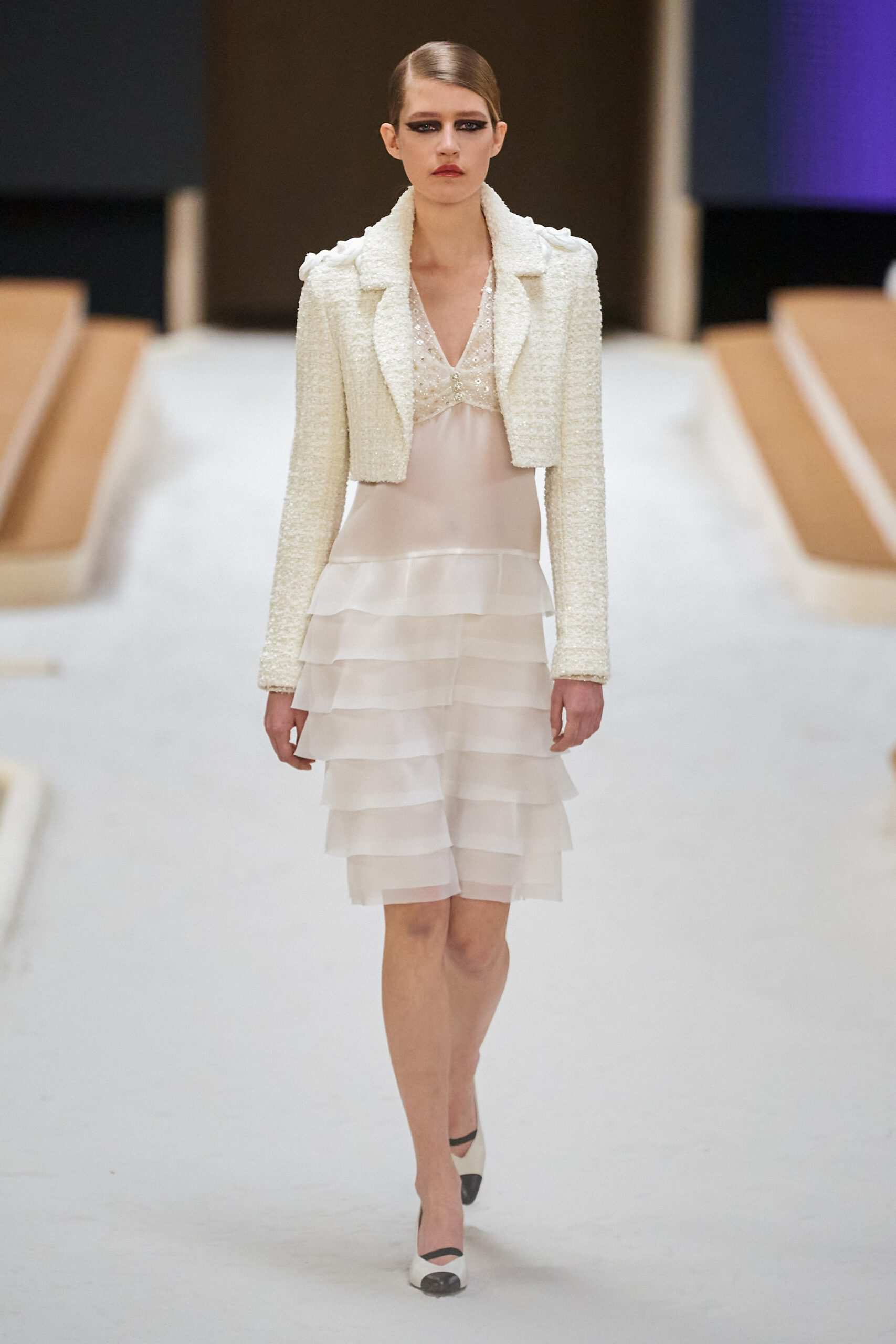 Hinh anh Chanel Haute Couture Xuân Hè 2022: Sự thanh tao đầy tính nữ được gợi mở giữa lần ranh vừa thật vừa ảo 35