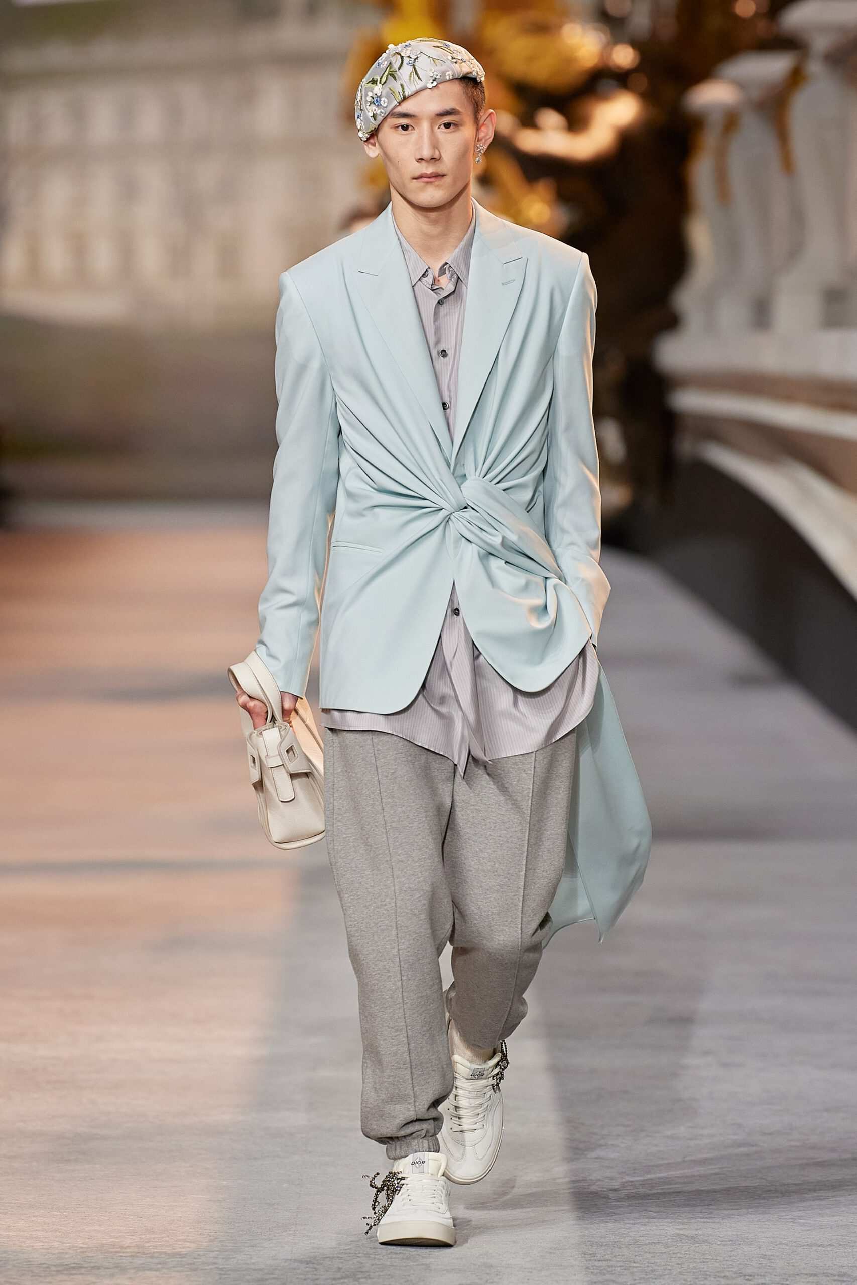 Hinh anh Dior Men Fall 2022/2023: Đường băng kỷ niệm 75 năm ra mắt New Look và 25 năm cống hiến của Stephen Jones tại nhà mốt 38