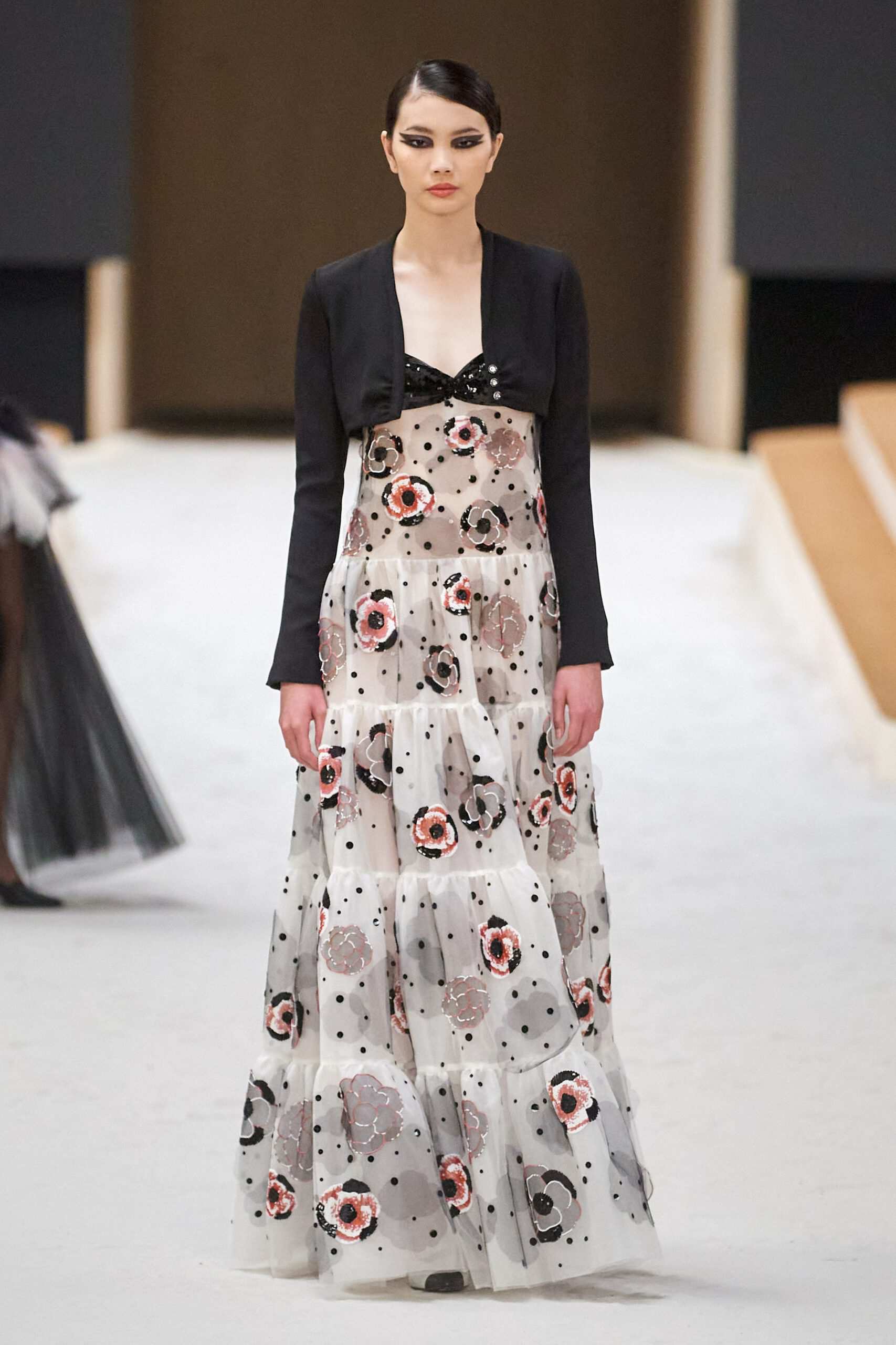Hinh anh Chanel Haute Couture Xuân Hè 2022: Sự thanh tao đầy tính nữ được gợi mở giữa lần ranh vừa thật vừa ảo 34
