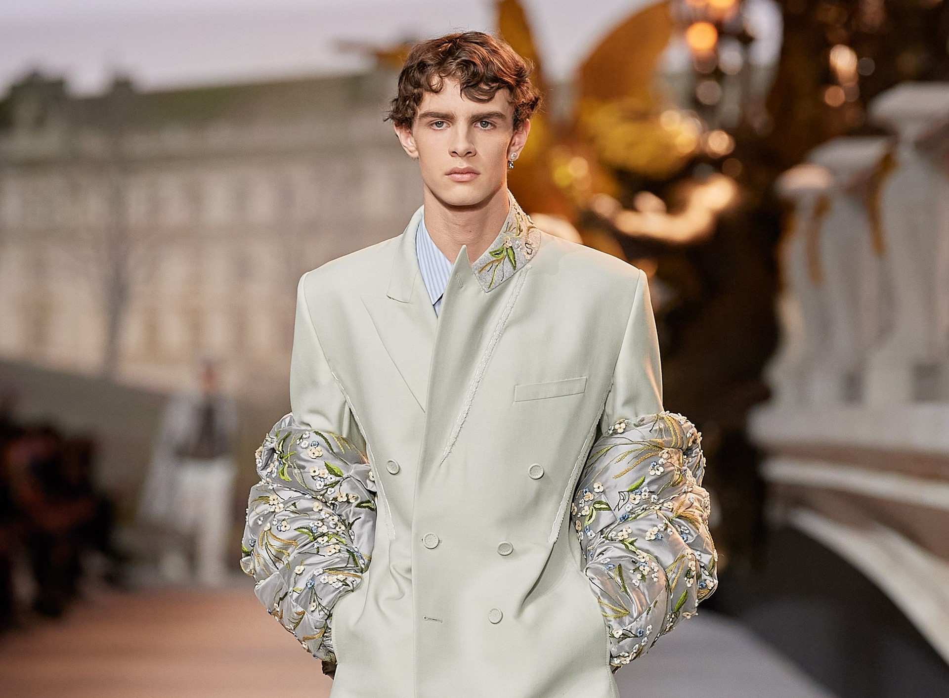 Dior Men Fall 2022/2023: Đường băng kỷ niệm 75 năm ra mắt New Look và 25 năm cống hiến của Stephen Jones tại nhà mốt