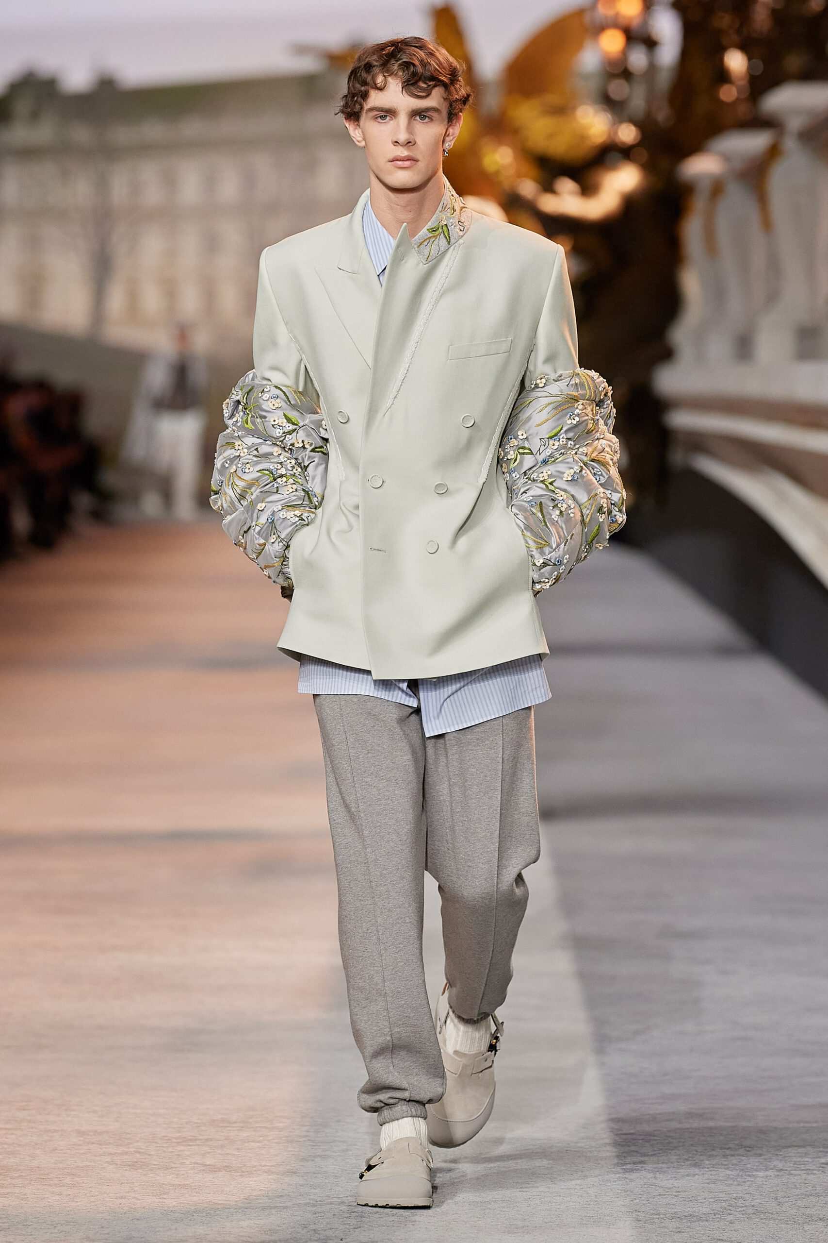 Hinh anh Dior Men Fall 2022/2023: Đường băng kỷ niệm 75 năm ra mắt New Look và 25 năm cống hiến của Stephen Jones tại nhà mốt 47