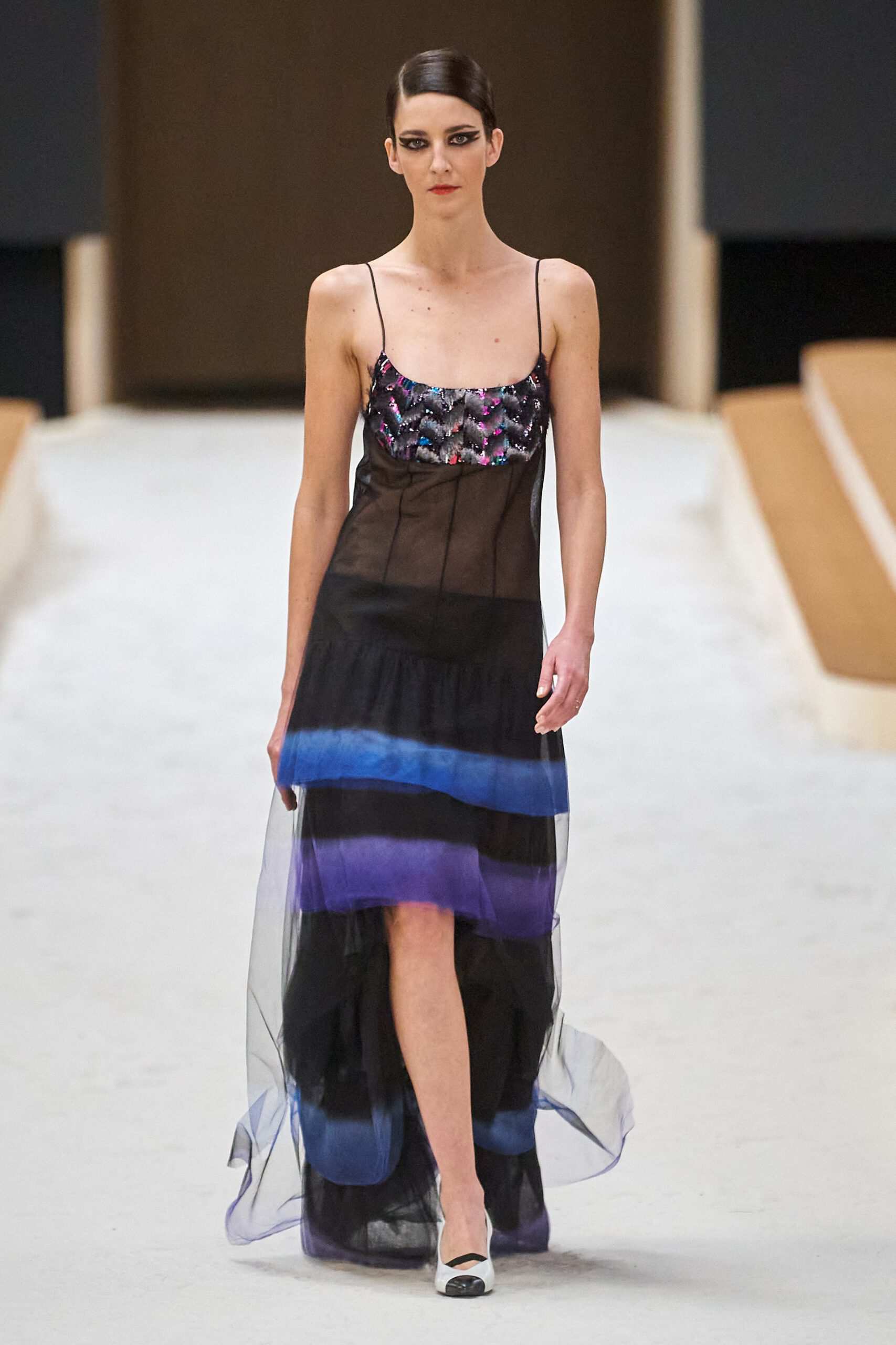Hinh anh Chanel Haute Couture Xuân Hè 2022: Sự thanh tao đầy tính nữ được gợi mở giữa lần ranh vừa thật vừa ảo 31