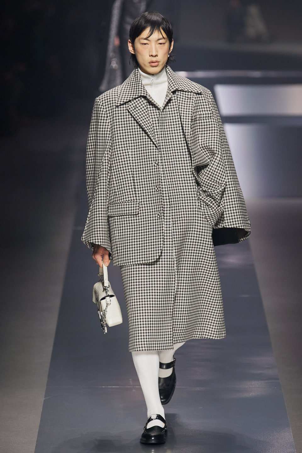 Hinh anh Fendi Menswear Thu-Đông 2022: Những người đàn ông sành điệu, sang trọng trong kỷ nguyên mới 4