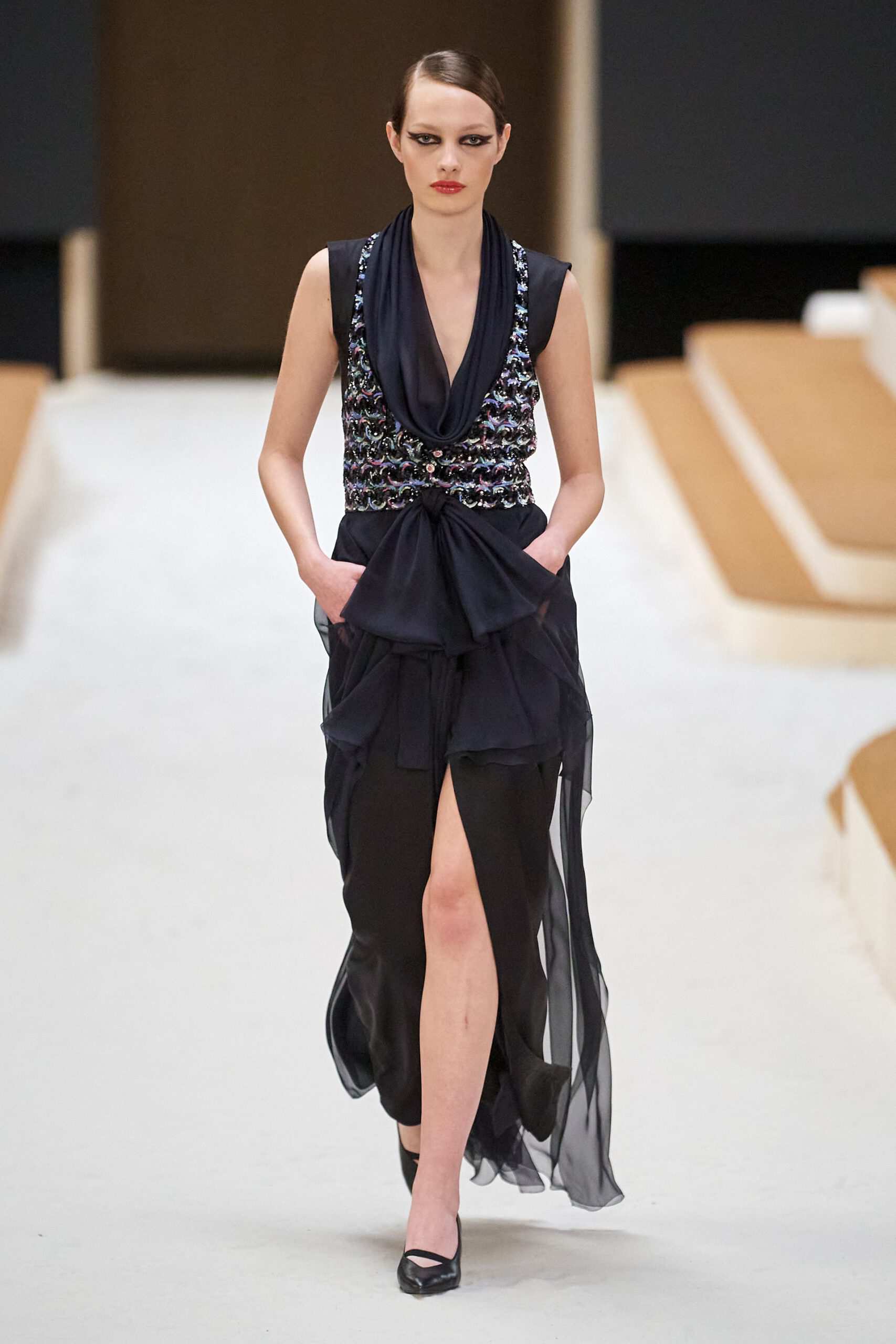 Hinh anh Chanel Haute Couture Xuân Hè 2022: Sự thanh tao đầy tính nữ được gợi mở giữa lần ranh vừa thật vừa ảo 6