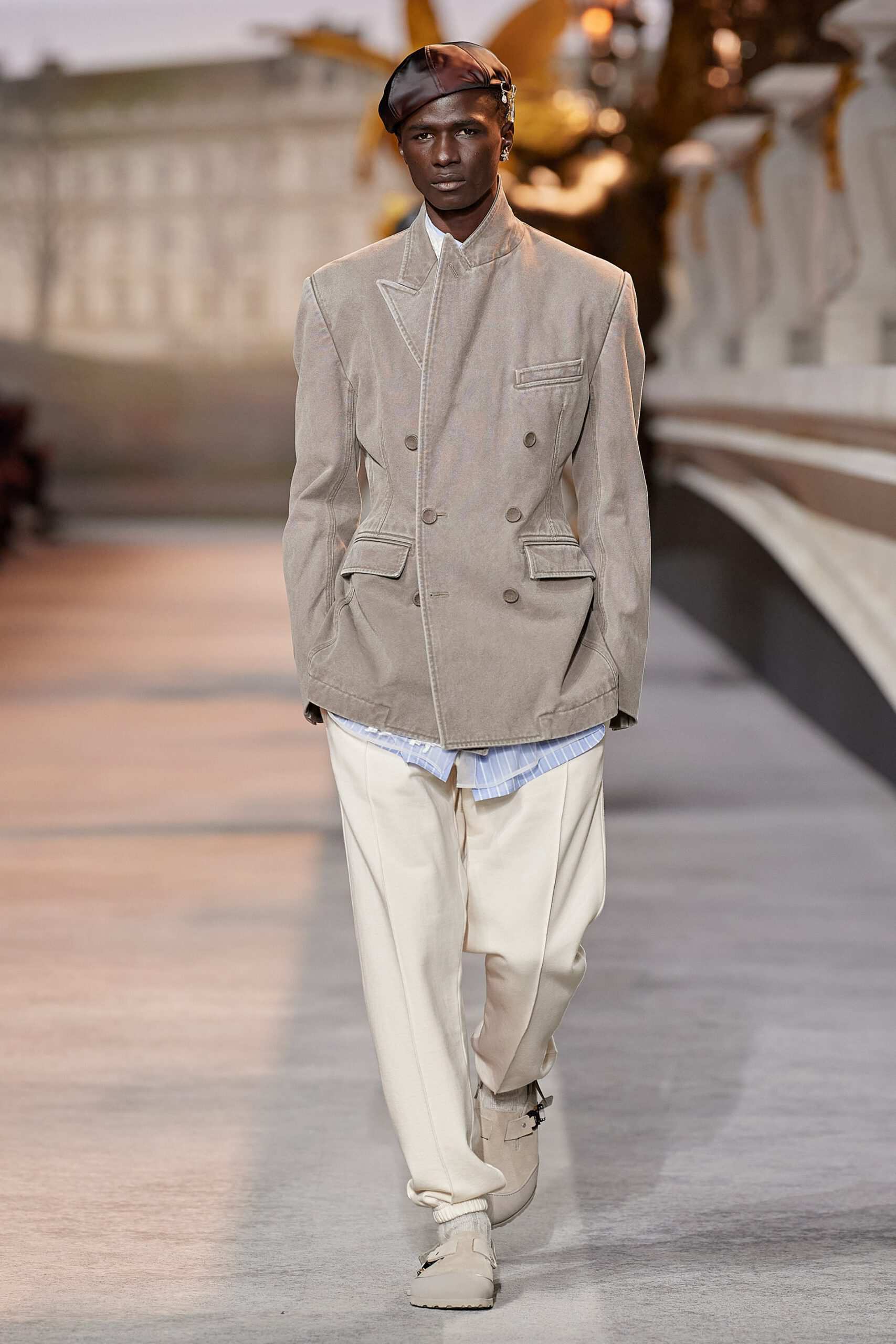 Hinh anh Dior Men Fall 2022/2023: Đường băng kỷ niệm 75 năm ra mắt New Look và 25 năm cống hiến của Stephen Jones tại nhà mốt 10