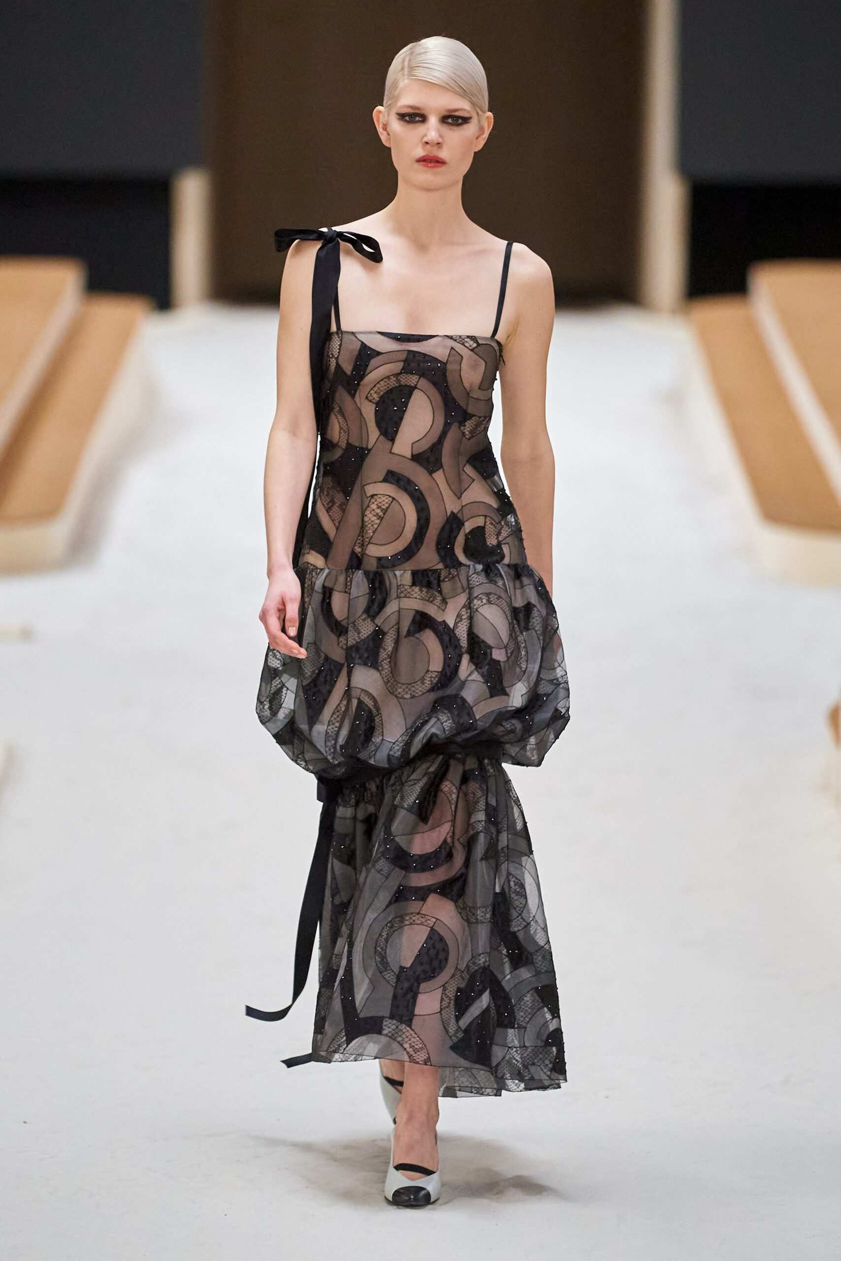 Hinh anh Chanel Haute Couture Xuân Hè 2022: Sự thanh tao đầy tính nữ được gợi mở giữa lần ranh vừa thật vừa ảo 28