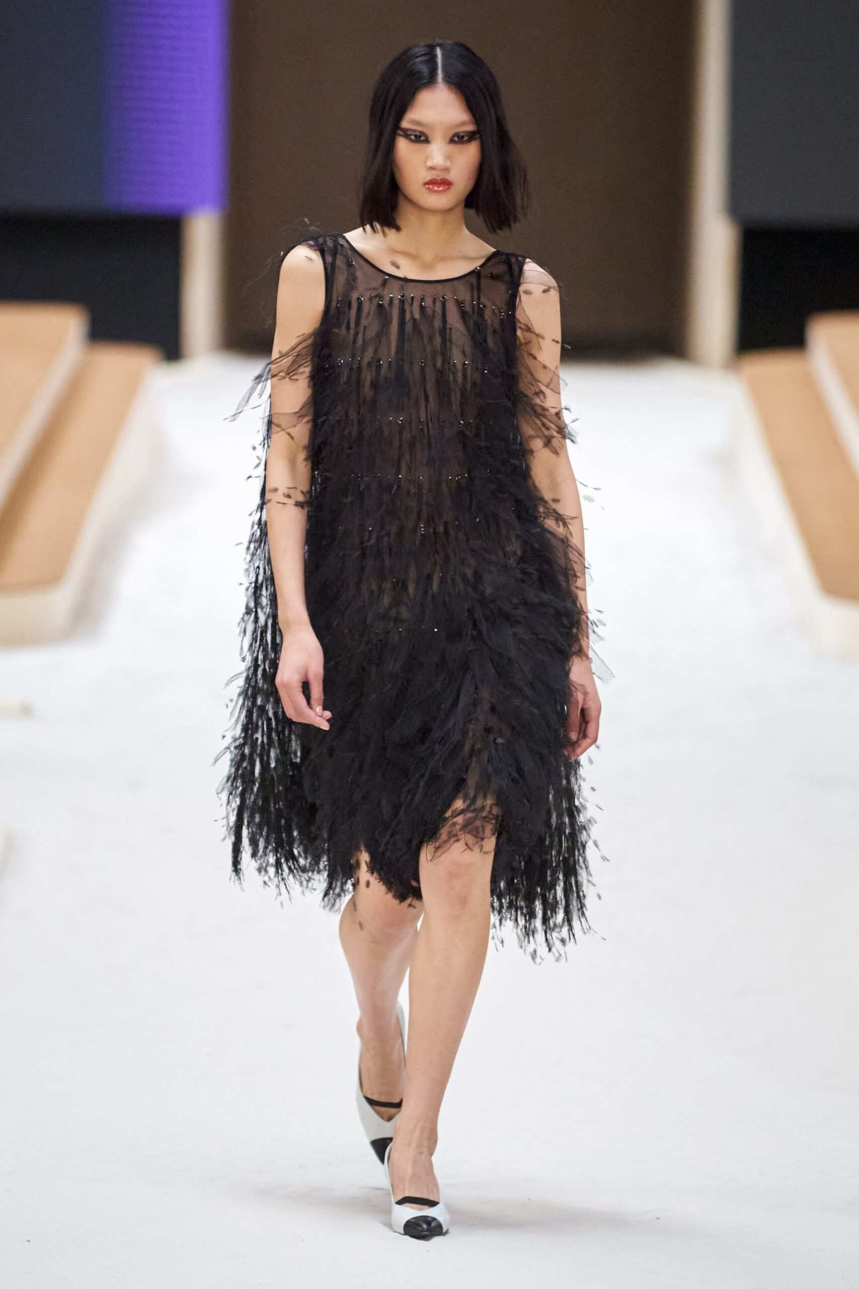 Hinh anh Chanel Haute Couture Xuân Hè 2022: Sự thanh tao đầy tính nữ được gợi mở giữa lần ranh vừa thật vừa ảo 27