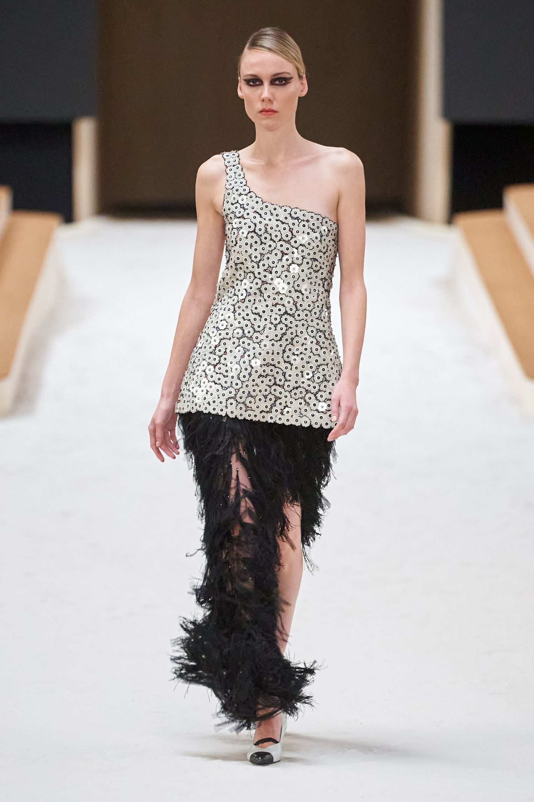 Hinh anh Chanel Haute Couture Xuân Hè 2022: Sự thanh tao đầy tính nữ được gợi mở giữa lần ranh vừa thật vừa ảo 26