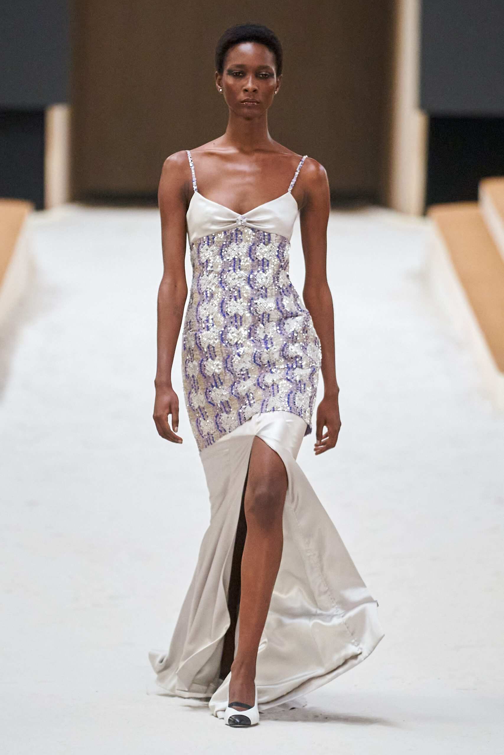 Hinh anh Chanel Haute Couture Xuân Hè 2022: Sự thanh tao đầy tính nữ được gợi mở giữa lần ranh vừa thật vừa ảo 7