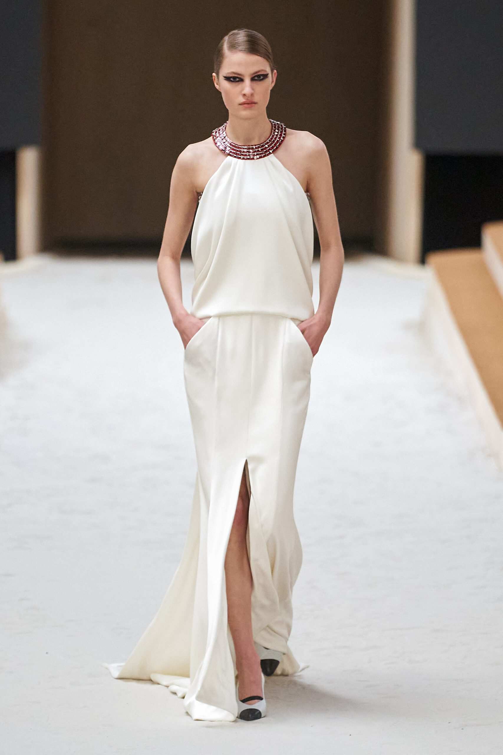 Hinh anh Chanel Haute Couture Xuân Hè 2022: Sự thanh tao đầy tính nữ được gợi mở giữa lần ranh vừa thật vừa ảo 25