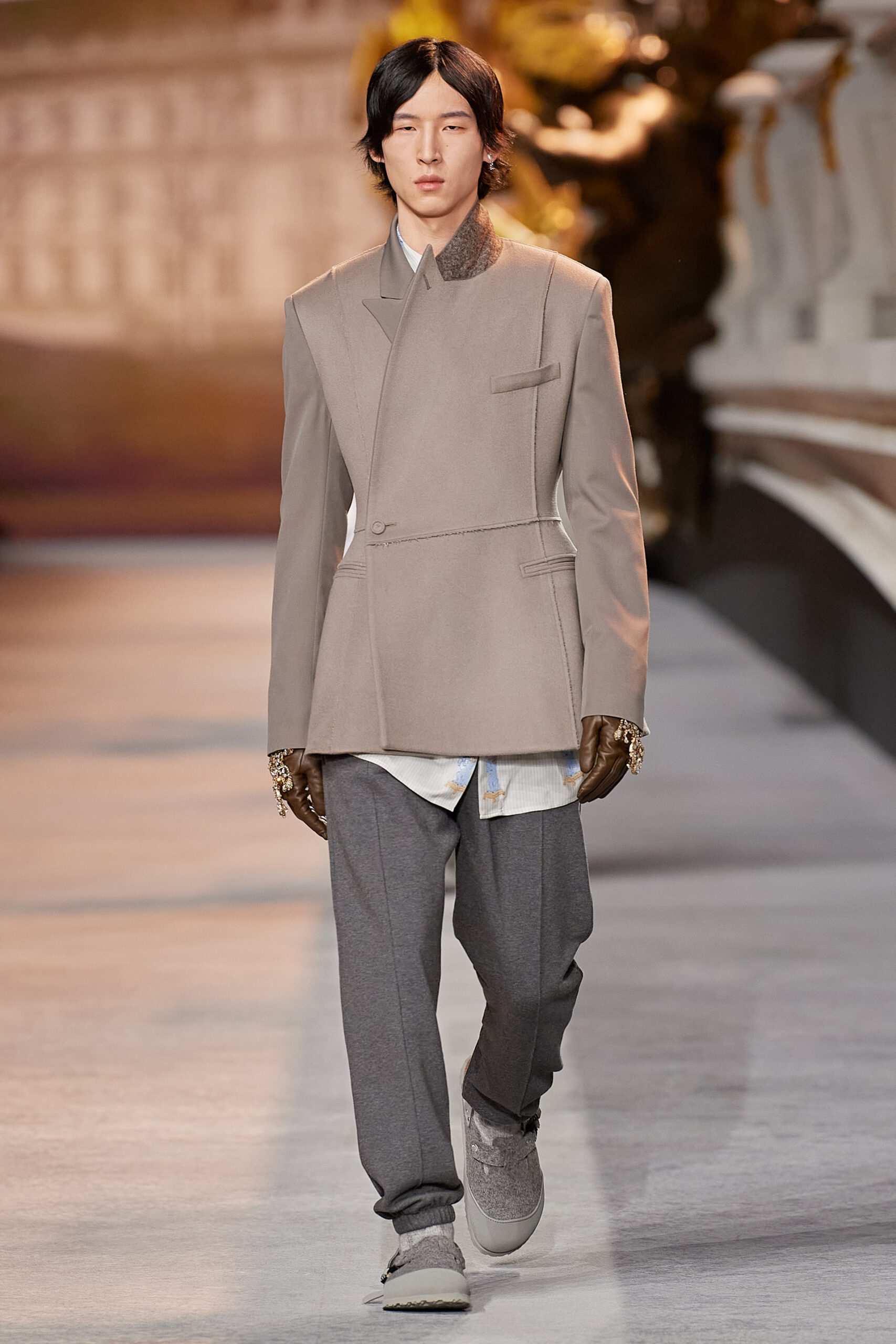 Hinh anh Dior Men Fall 2022/2023: Đường băng kỷ niệm 75 năm ra mắt New Look và 25 năm cống hiến của Stephen Jones tại nhà mốt 34