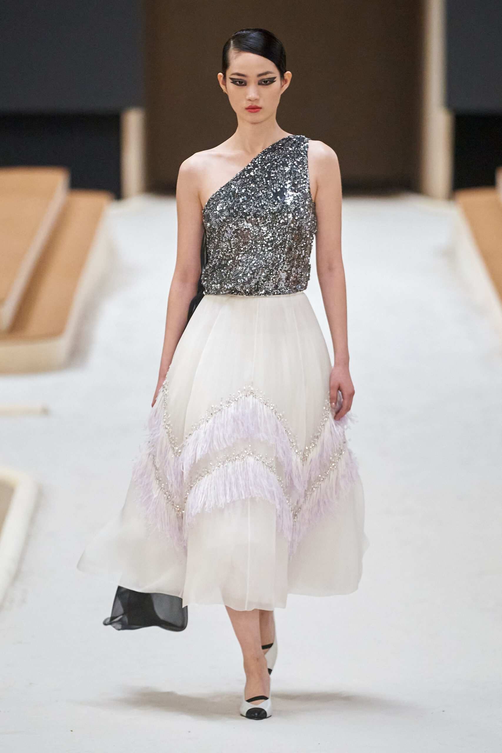 Hinh anh Chanel Haute Couture Xuân Hè 2022: Sự thanh tao đầy tính nữ được gợi mở giữa lần ranh vừa thật vừa ảo 24