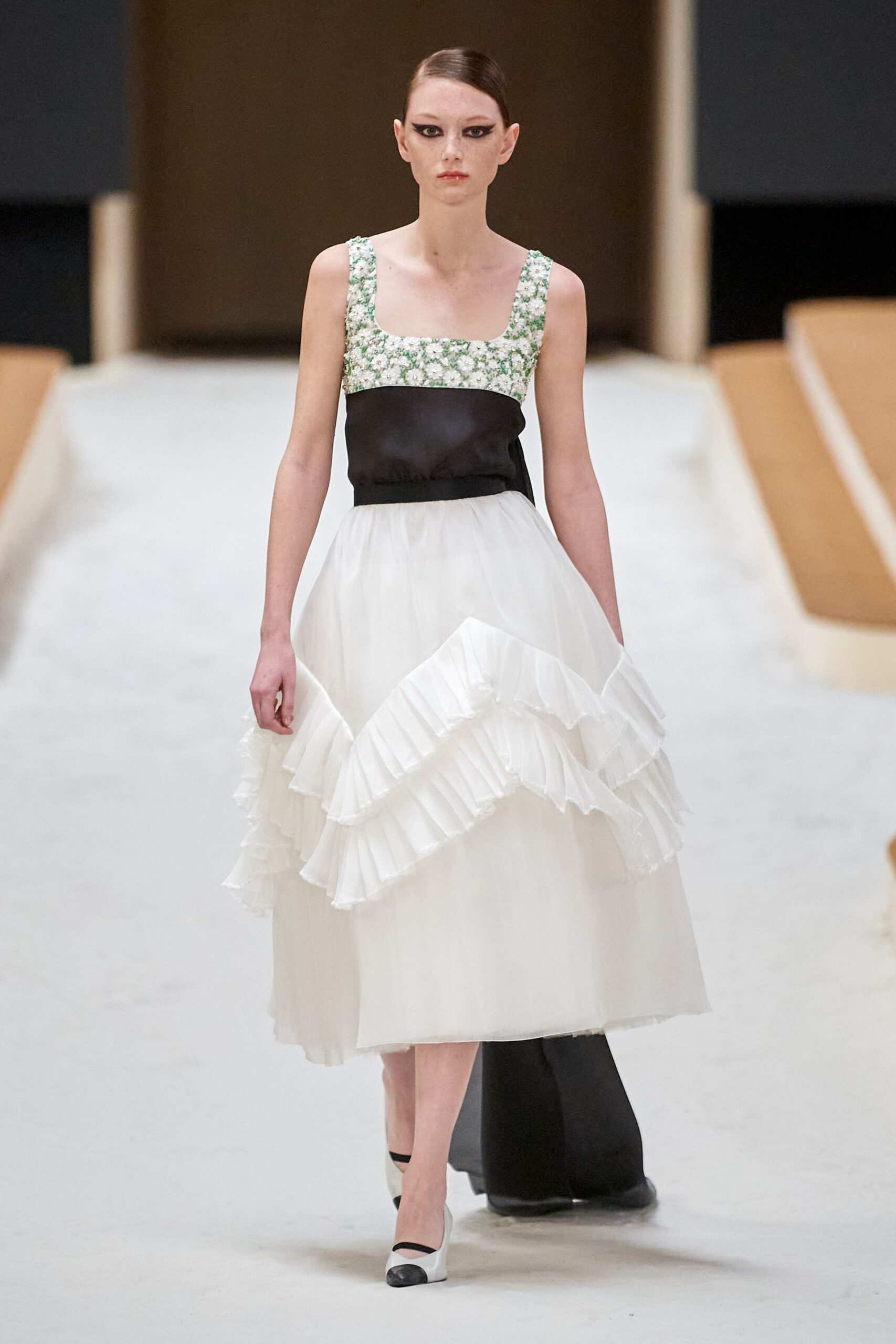 Hinh anh Chanel Haute Couture Xuân Hè 2022: Sự thanh tao đầy tính nữ được gợi mở giữa lần ranh vừa thật vừa ảo 8