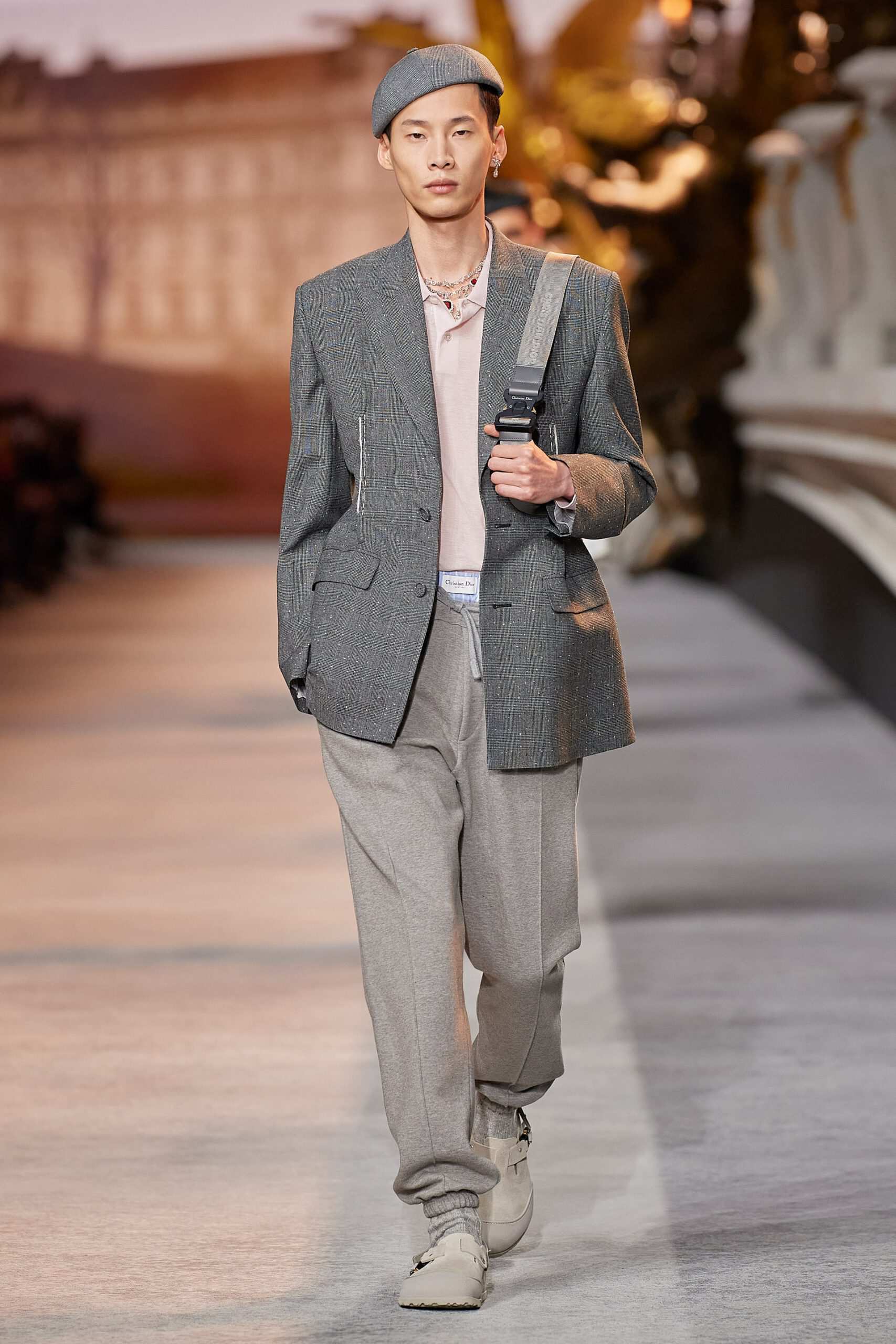 Hinh anh Dior Men Fall 2022/2023: Đường băng kỷ niệm 75 năm ra mắt New Look và 25 năm cống hiến của Stephen Jones tại nhà mốt 4