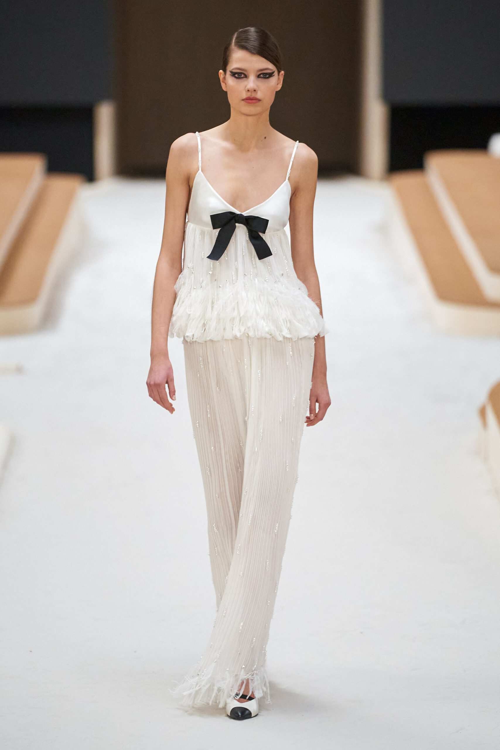 Hinh anh Chanel Haute Couture Xuân Hè 2022: Sự thanh tao đầy tính nữ được gợi mở giữa lần ranh vừa thật vừa ảo 23