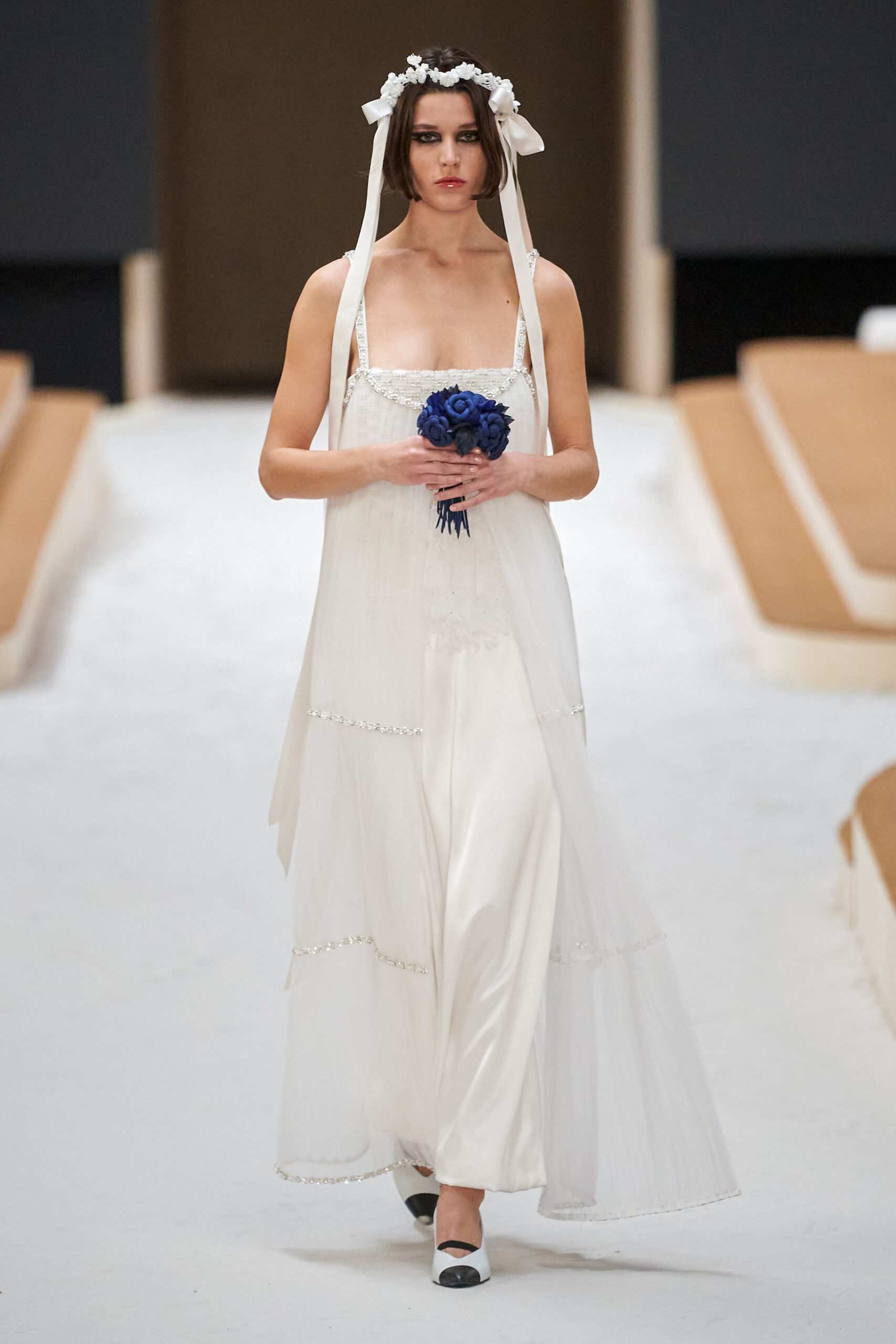 Hinh anh Chanel Haute Couture Xuân Hè 2022: Sự thanh tao đầy tính nữ được gợi mở giữa lần ranh vừa thật vừa ảo 22