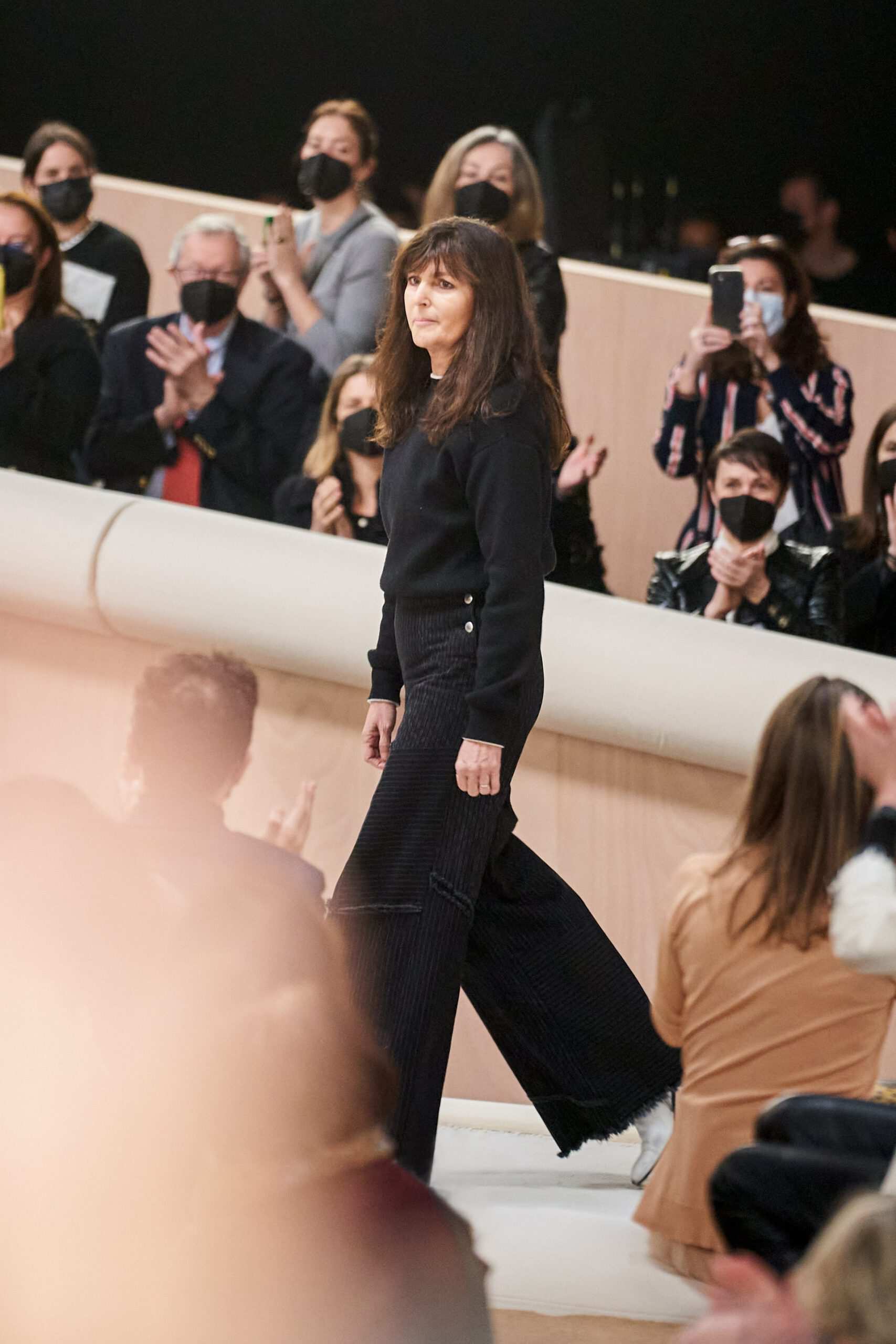 Hinh anh Chanel Haute Couture Xuân Hè 2022: Sự thanh tao đầy tính nữ được gợi mở giữa lần ranh vừa thật vừa ảo 61