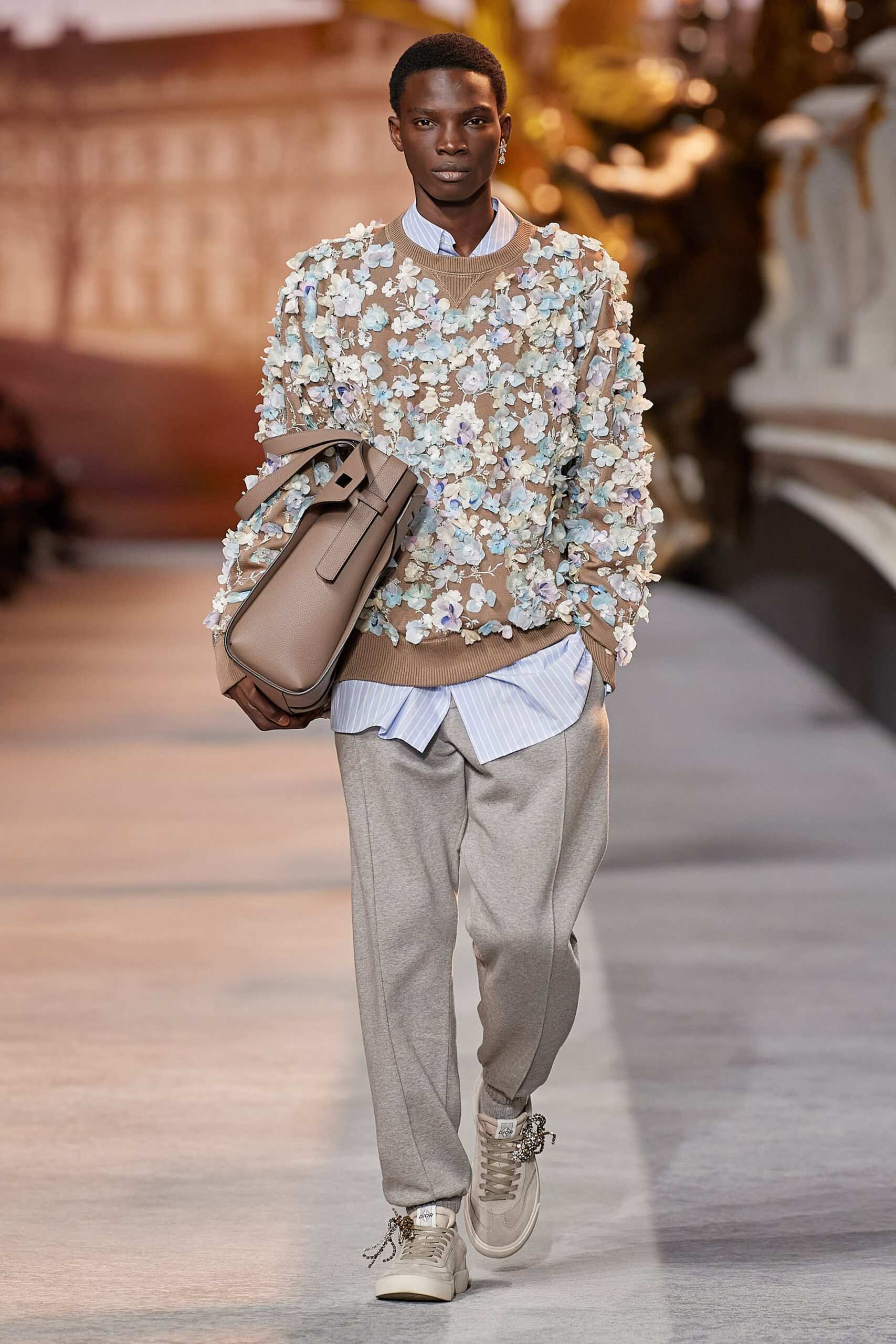 Hinh anh Dior Men Fall 2022/2023: Đường băng kỷ niệm 75 năm ra mắt New Look và 25 năm cống hiến của Stephen Jones tại nhà mốt 3