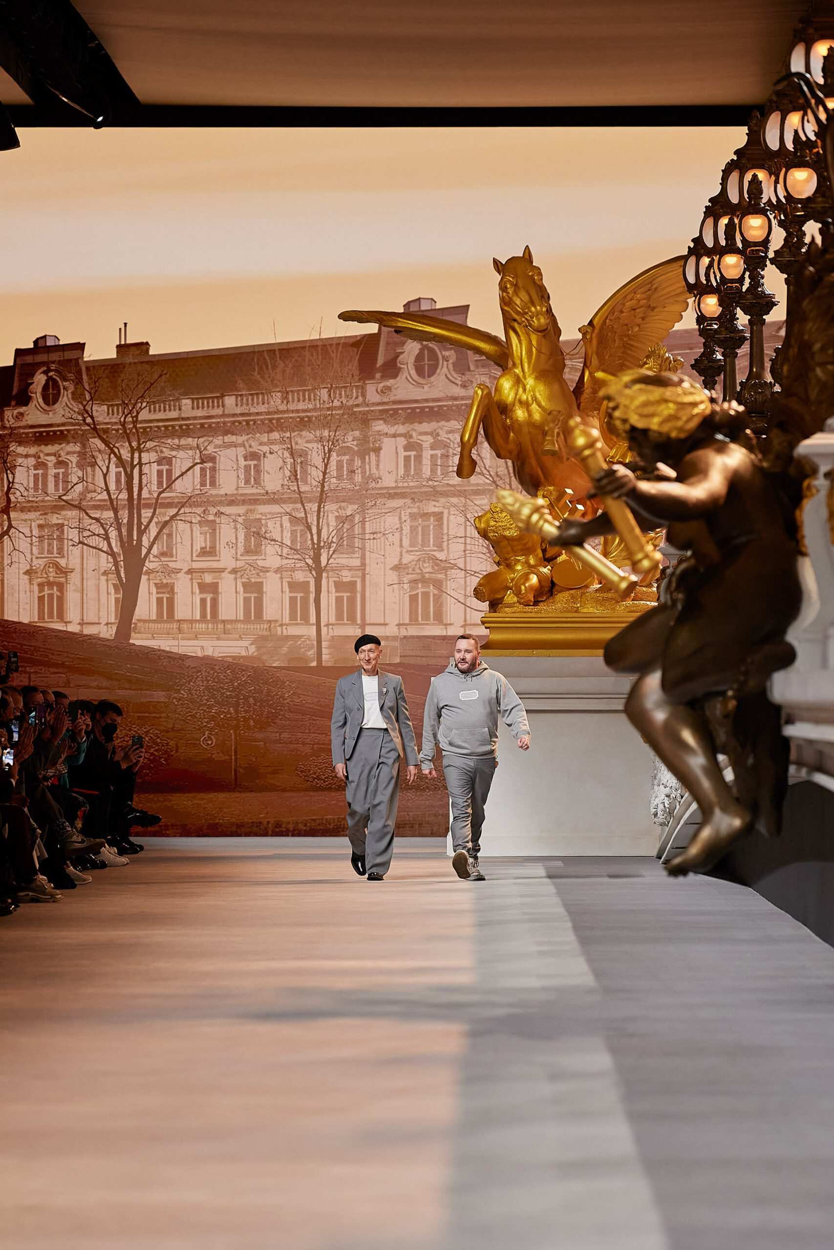 Hinh anh Dior Men Fall 2022/2023: Đường băng kỷ niệm 75 năm ra mắt New Look và 25 năm cống hiến của Stephen Jones tại nhà mốt 1
