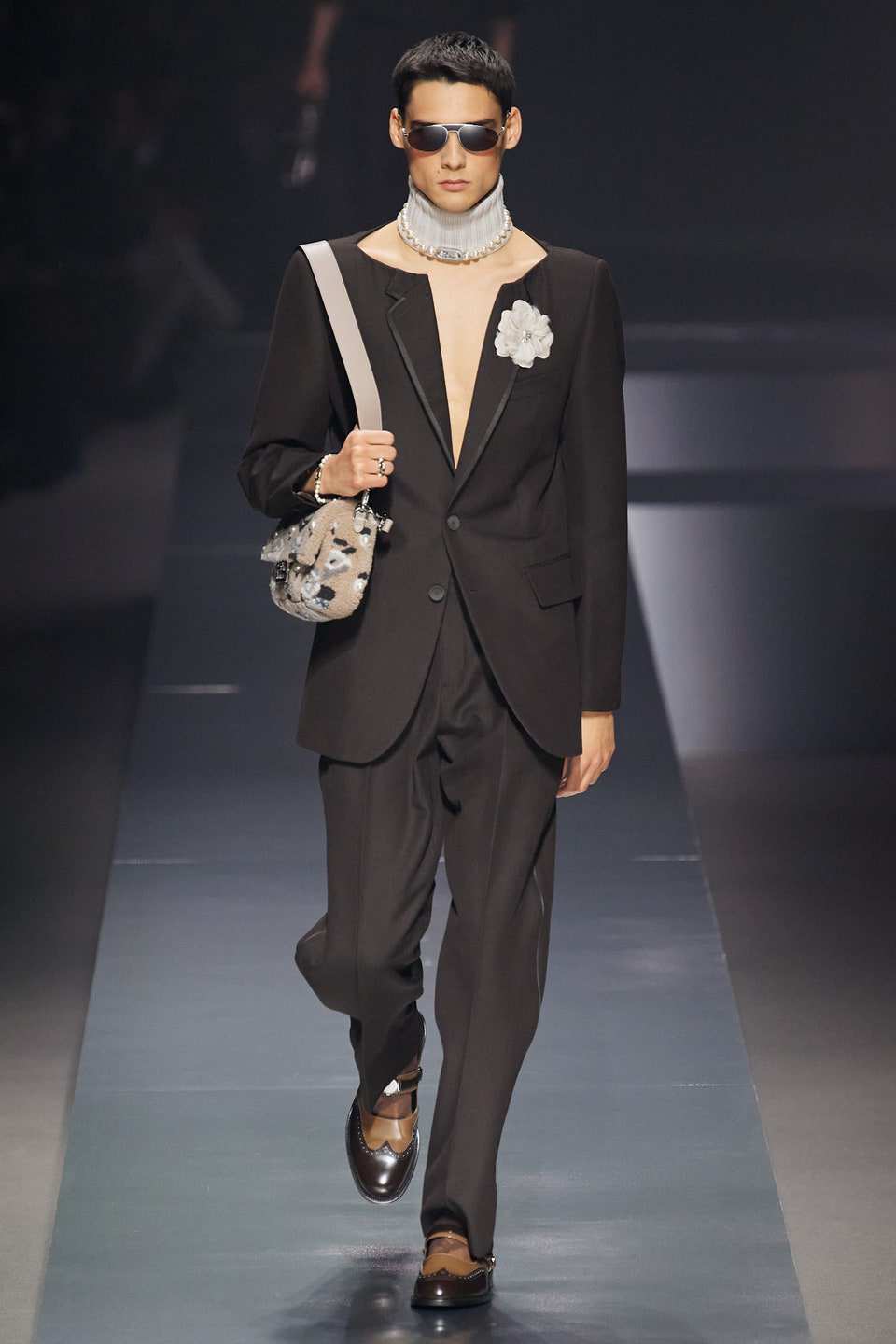 Hinh anh Fendi Menswear Thu-Đông 2022: Những người đàn ông sành điệu, sang trọng trong kỷ nguyên mới 21