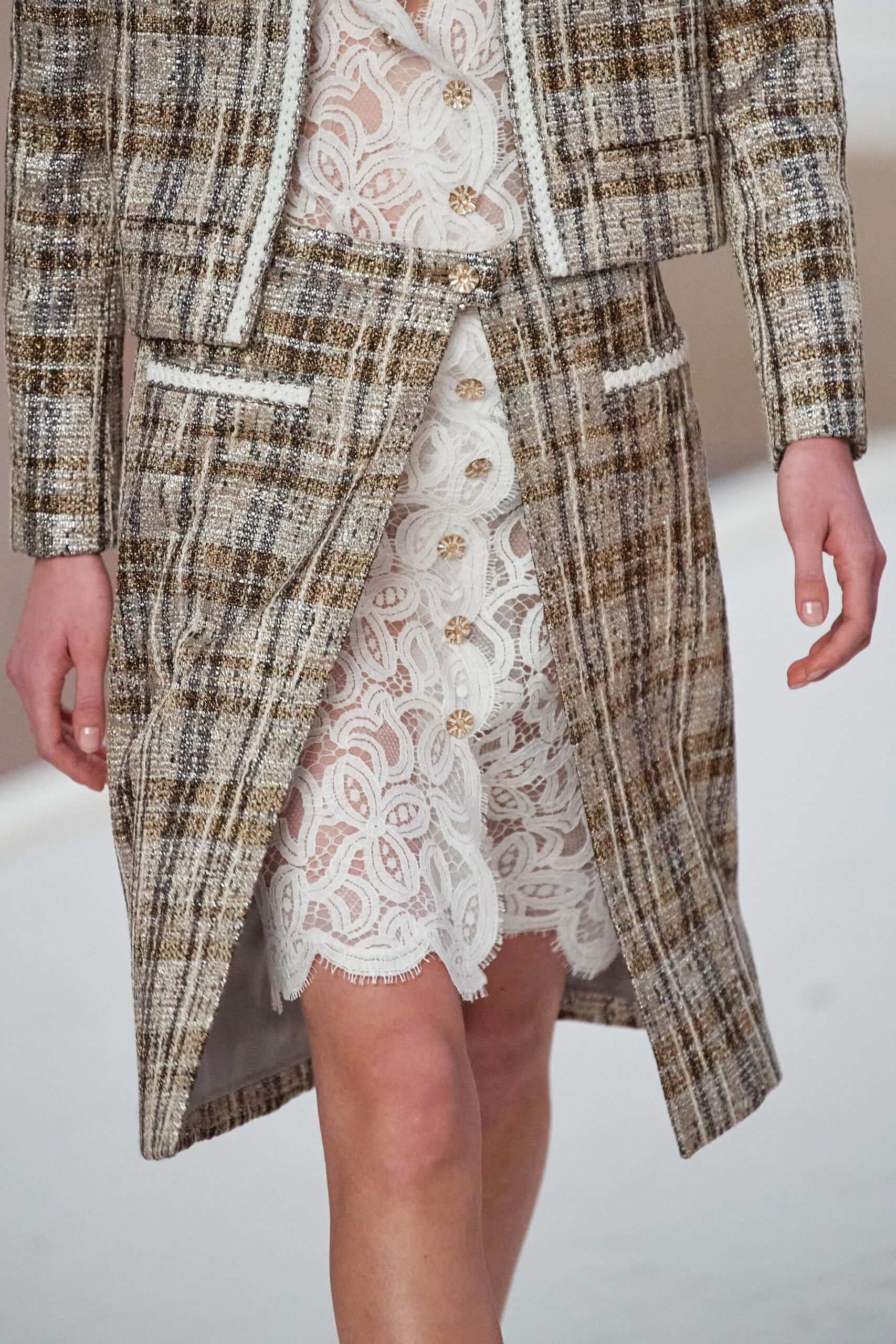 Hinh anh Chanel Haute Couture Xuân Hè 2022: Sự thanh tao đầy tính nữ được gợi mở giữa lần ranh vừa thật vừa ảo 59