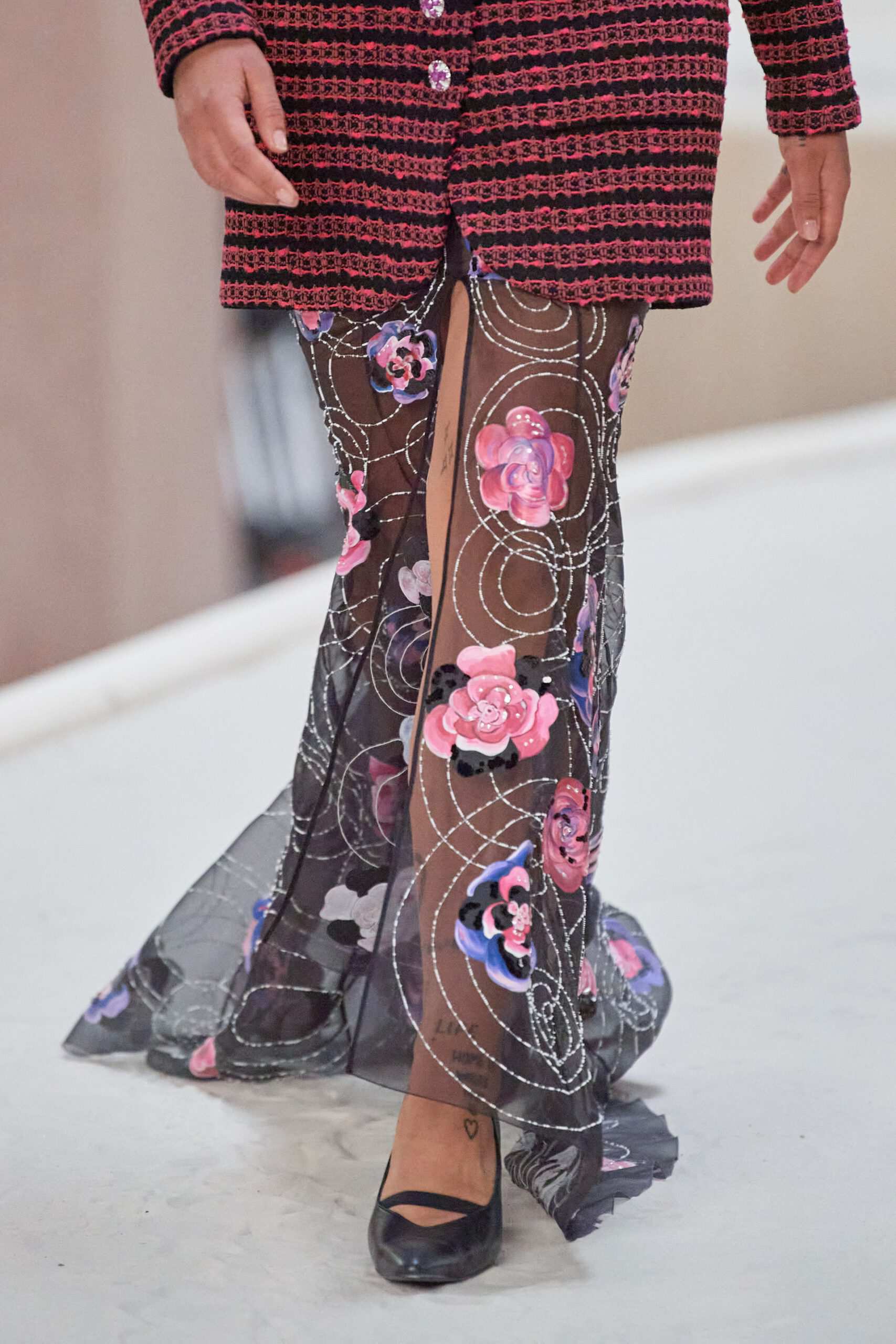 Hinh anh Chanel Haute Couture Xuân Hè 2022: Sự thanh tao đầy tính nữ được gợi mở giữa lần ranh vừa thật vừa ảo 55