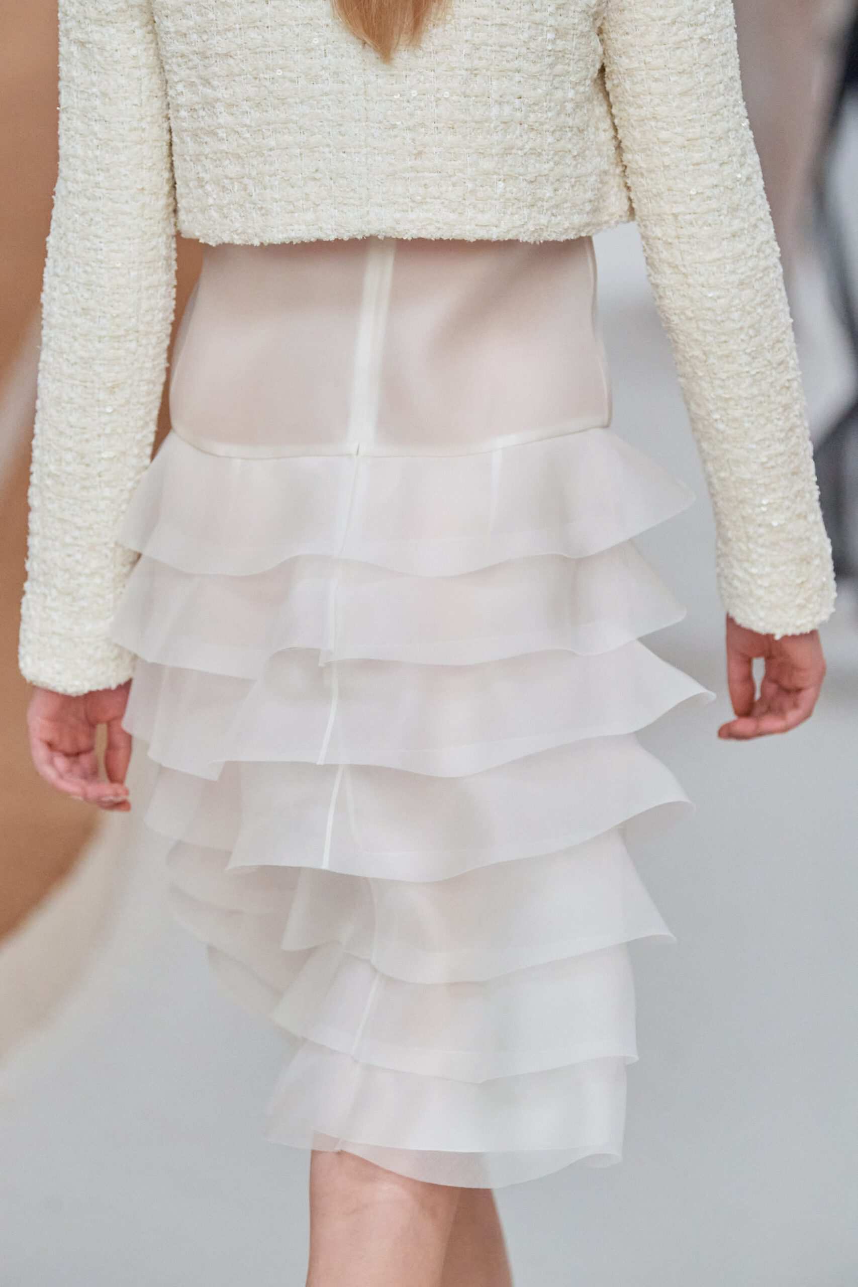 Hinh anh Chanel Haute Couture Xuân Hè 2022: Sự thanh tao đầy tính nữ được gợi mở giữa lần ranh vừa thật vừa ảo 53