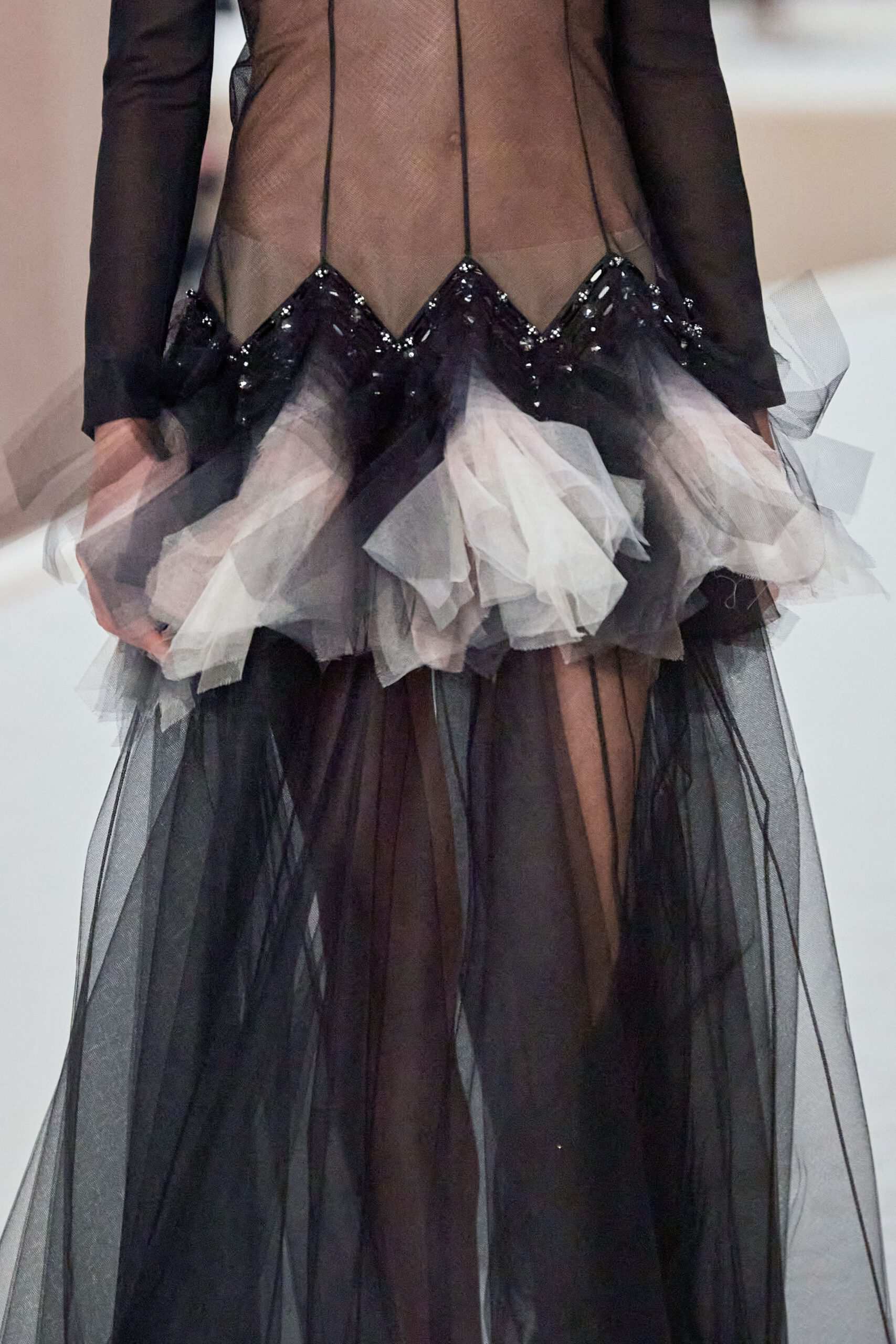 Hinh anh Chanel Haute Couture Xuân Hè 2022: Sự thanh tao đầy tính nữ được gợi mở giữa lần ranh vừa thật vừa ảo 44