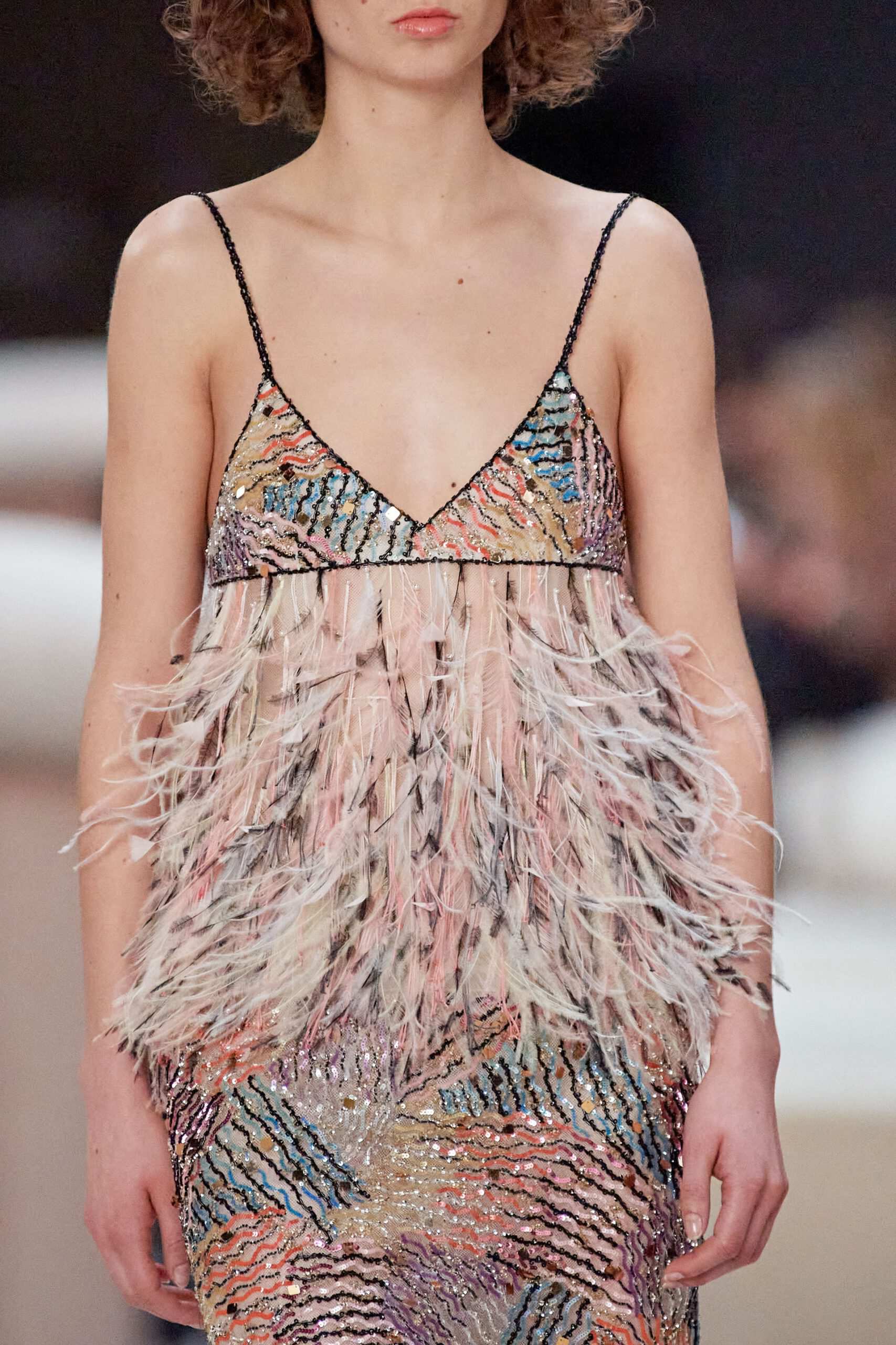 Hinh anh Chanel Haute Couture Xuân Hè 2022: Sự thanh tao đầy tính nữ được gợi mở giữa lần ranh vừa thật vừa ảo 49